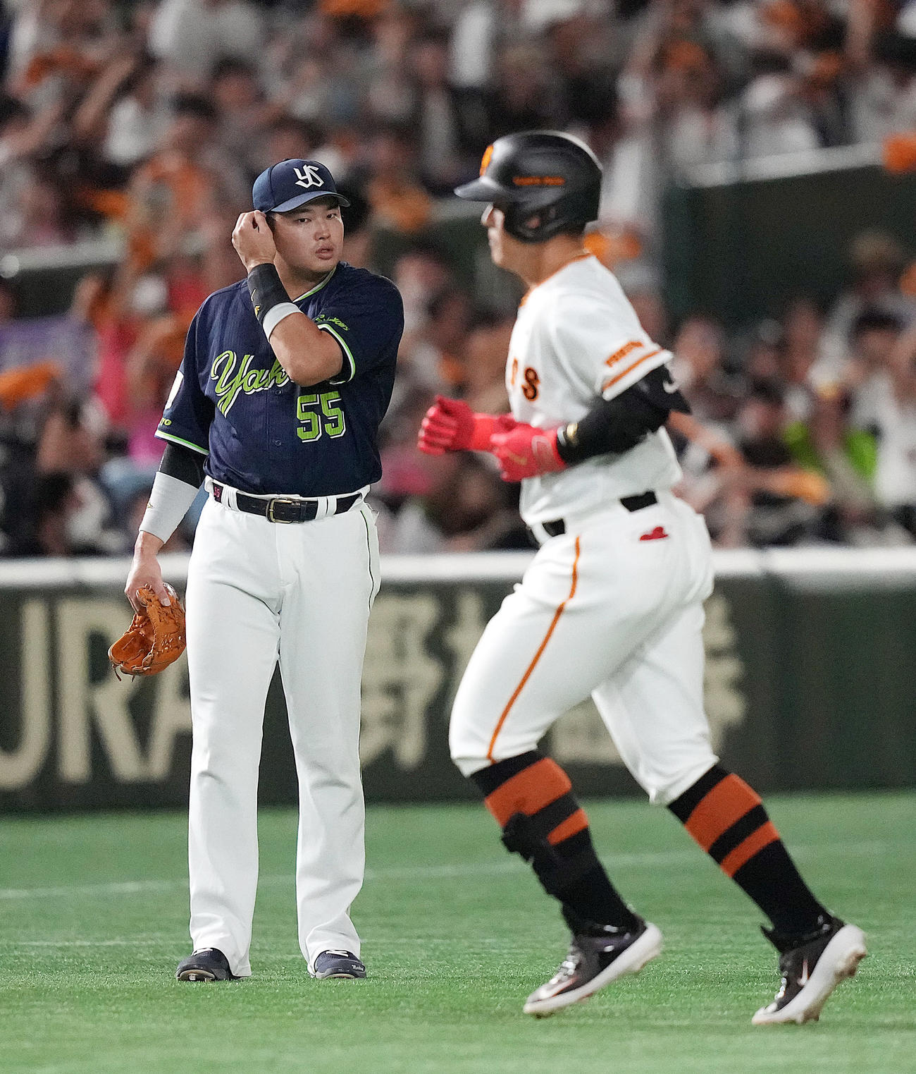 巨人対ヤクルト　2回裏巨人無死、先制ソロ本塁打を放った岡本和（手前）を見つめる村上（撮影・狩俣裕三）