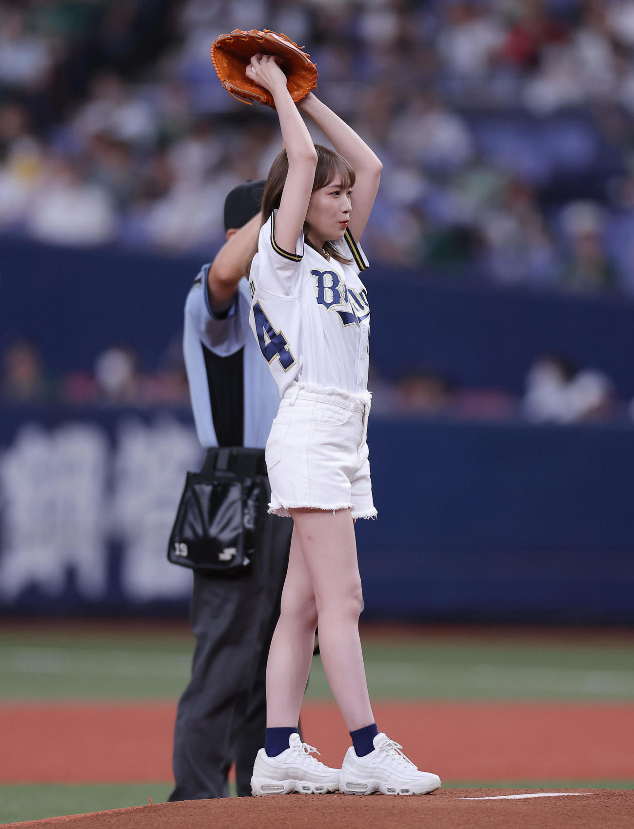 オリックス対楽天　始球式で投球する秋元真夏（撮影・前田充）