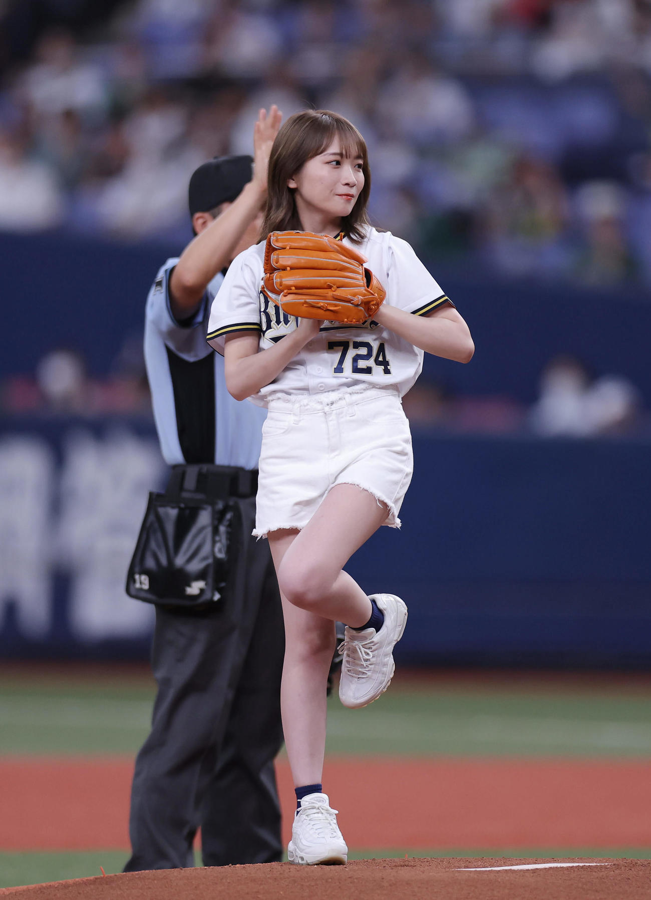オリックス対楽天　始球式で投球する秋元真夏（撮影・前田充）
