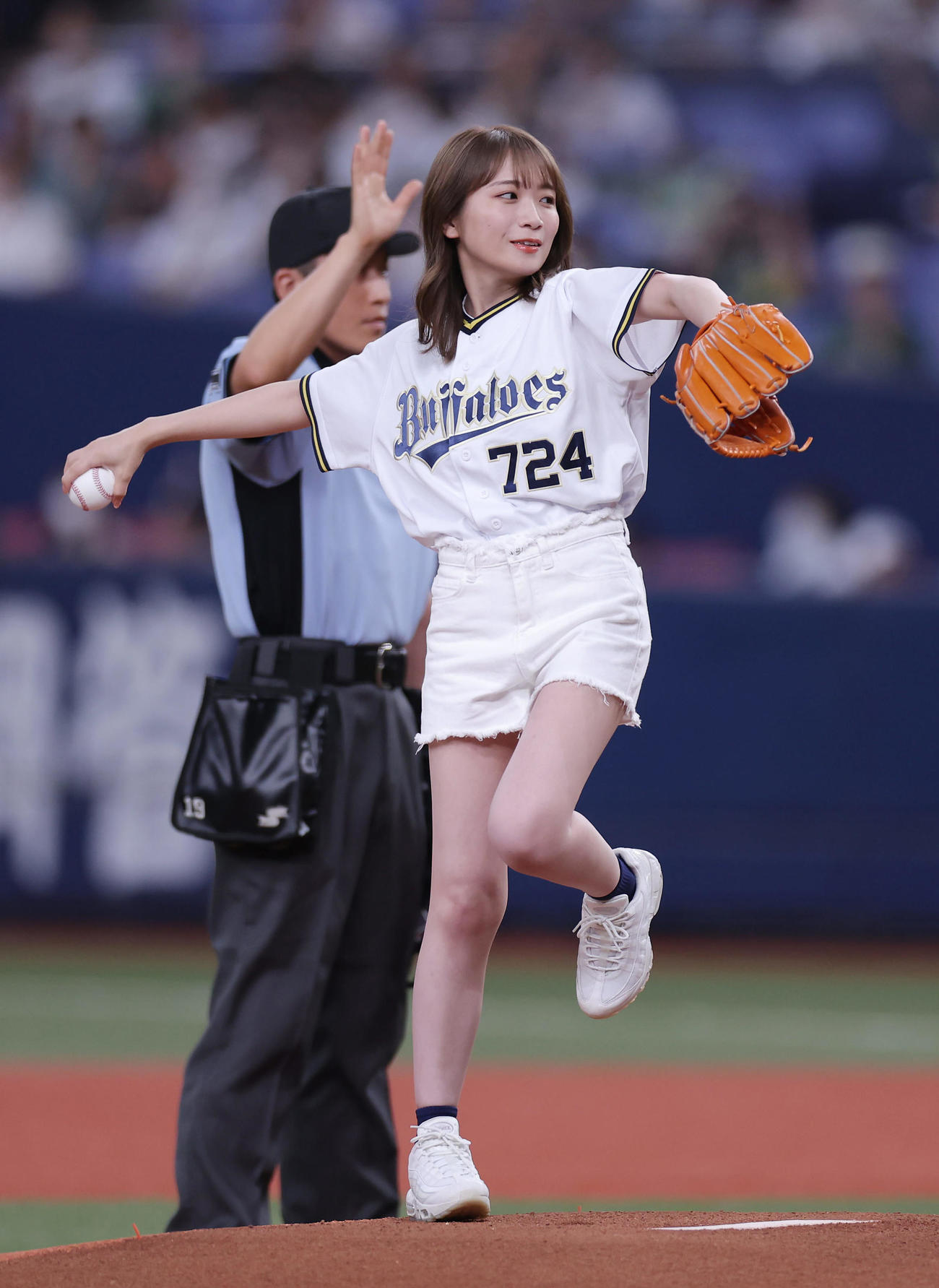オリックス対楽天　始球式で投球する秋元真夏（撮影・前田充）