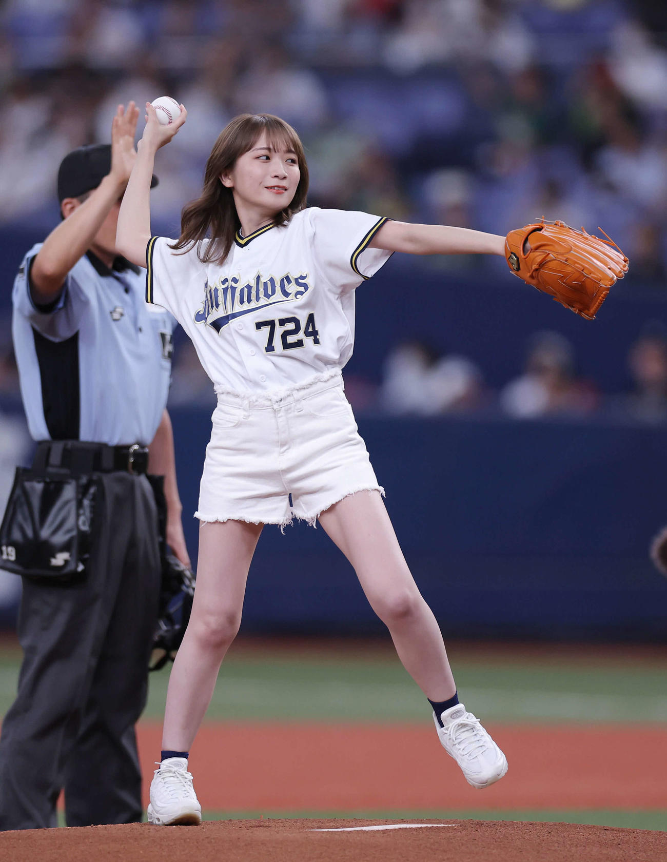 オリックス対楽天　始球式で投球する秋元真夏（撮影・前田充）