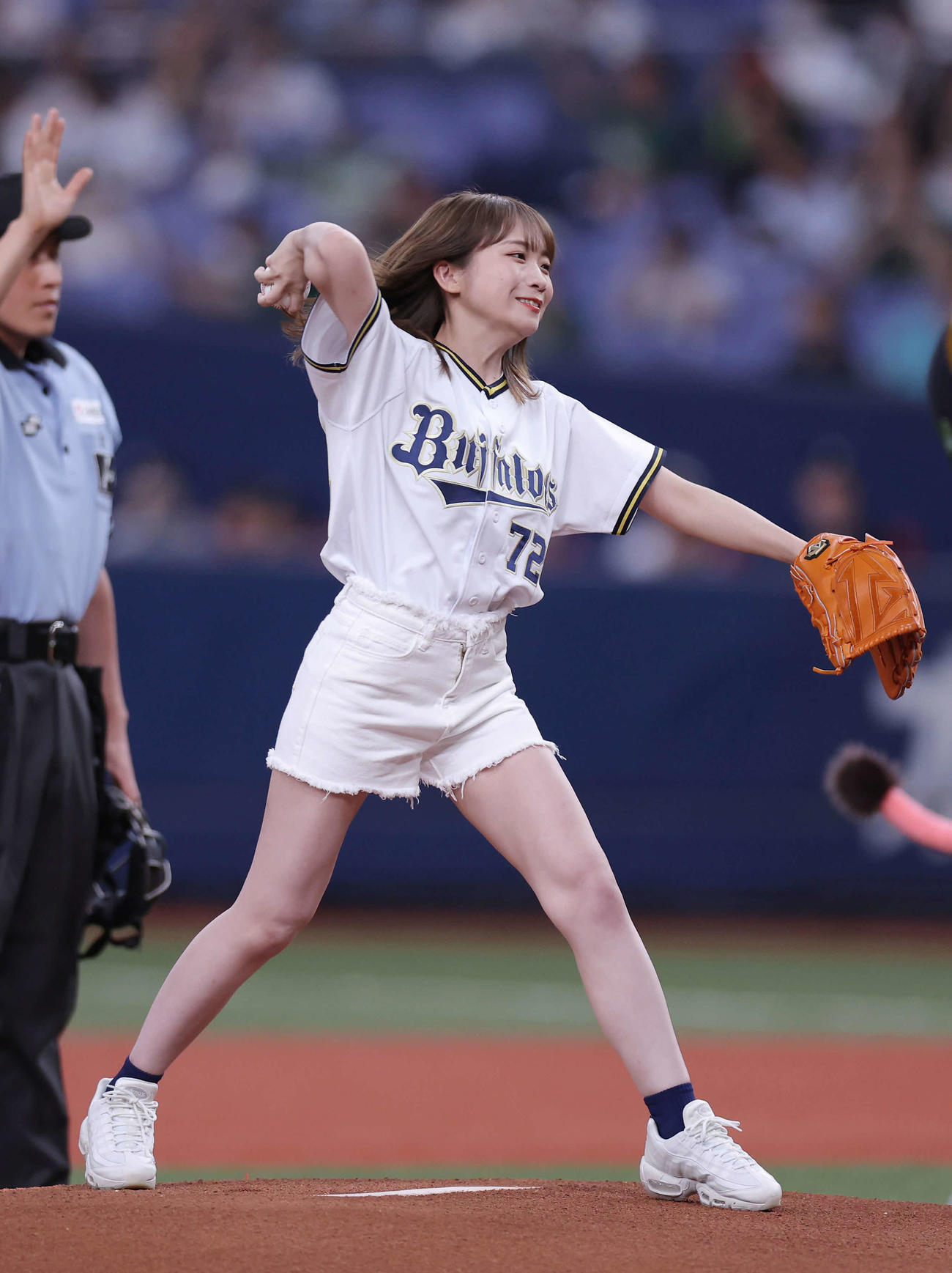 オリックス対楽天　始球式で投球する秋元真夏（撮影・前田充）