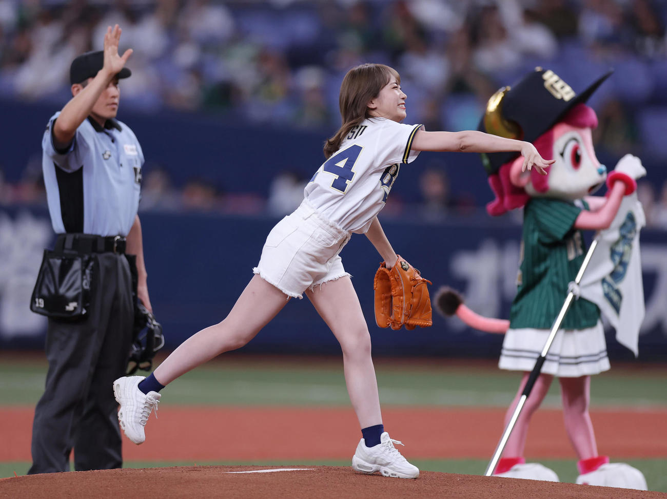 オリックス対楽天　始球式で投球する秋元真夏（撮影・前田充）