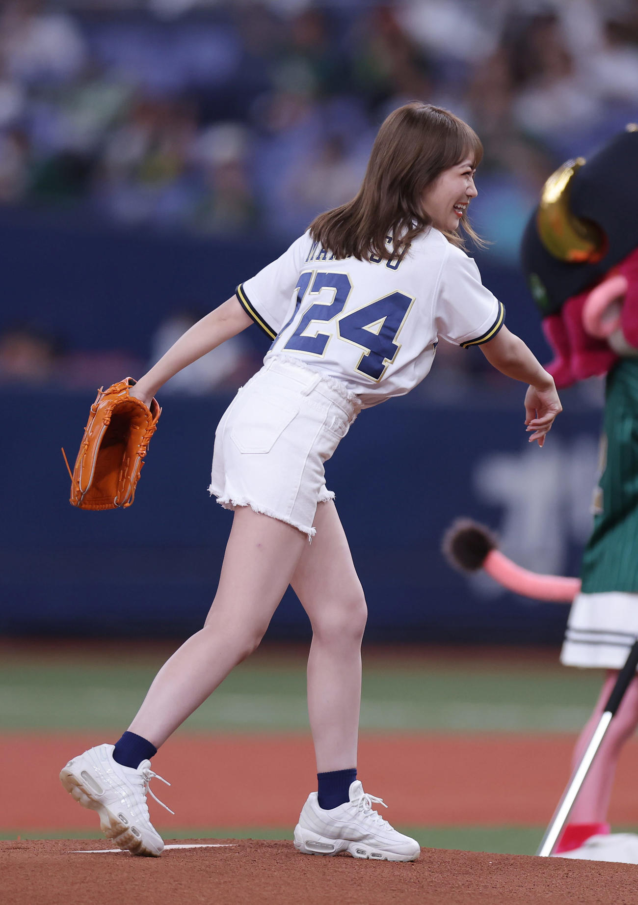 オリックス対楽天　始球式で投球する秋元真夏（撮影・前田充）
