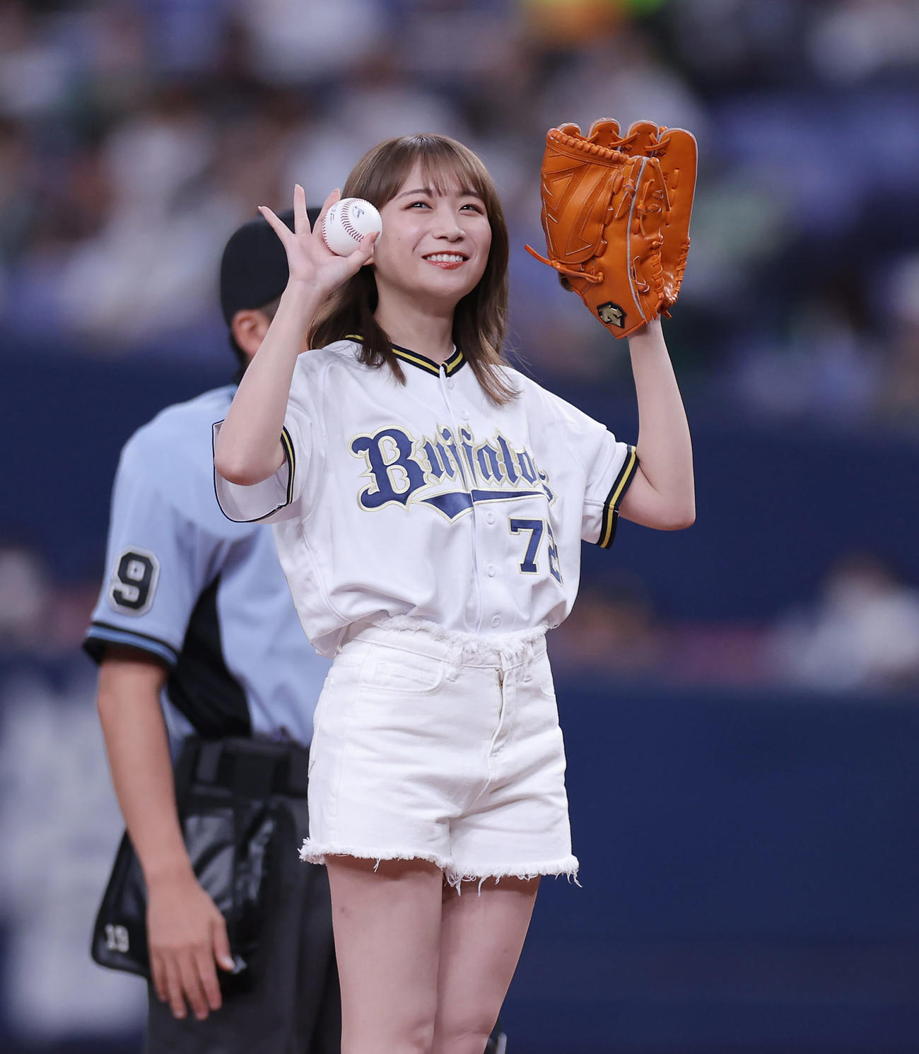 オリックス対楽天　始球式に臨む秋元真夏（撮影・前田充）