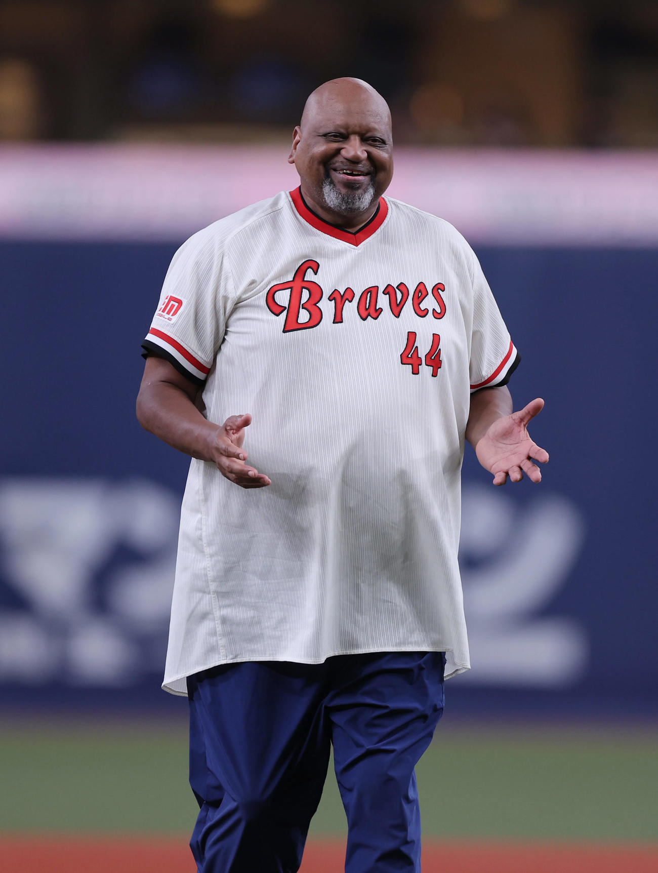 オリックス対楽天　特別始球式で投球し笑顔を見せるブーマー氏（撮影・前田充）