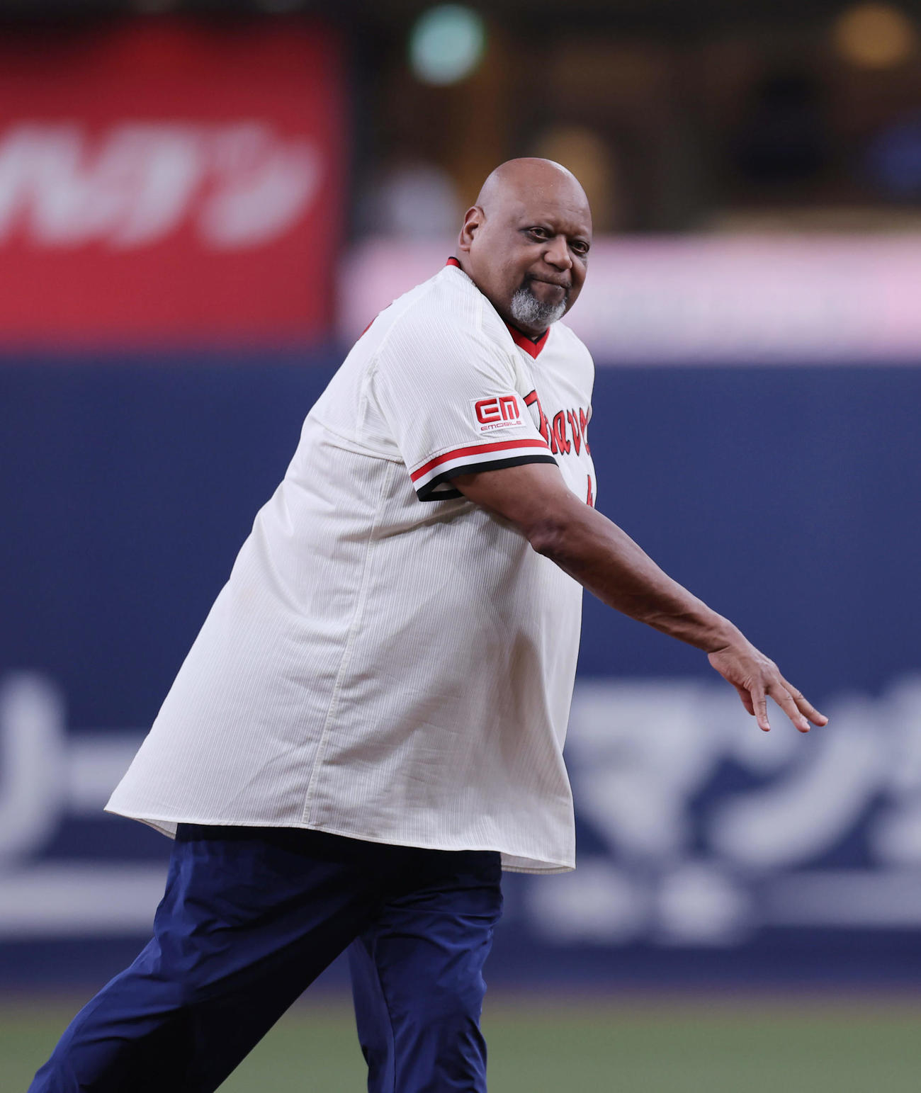 オリックス対楽天　特別始球式で投球するブーマー氏（撮影・前田充）