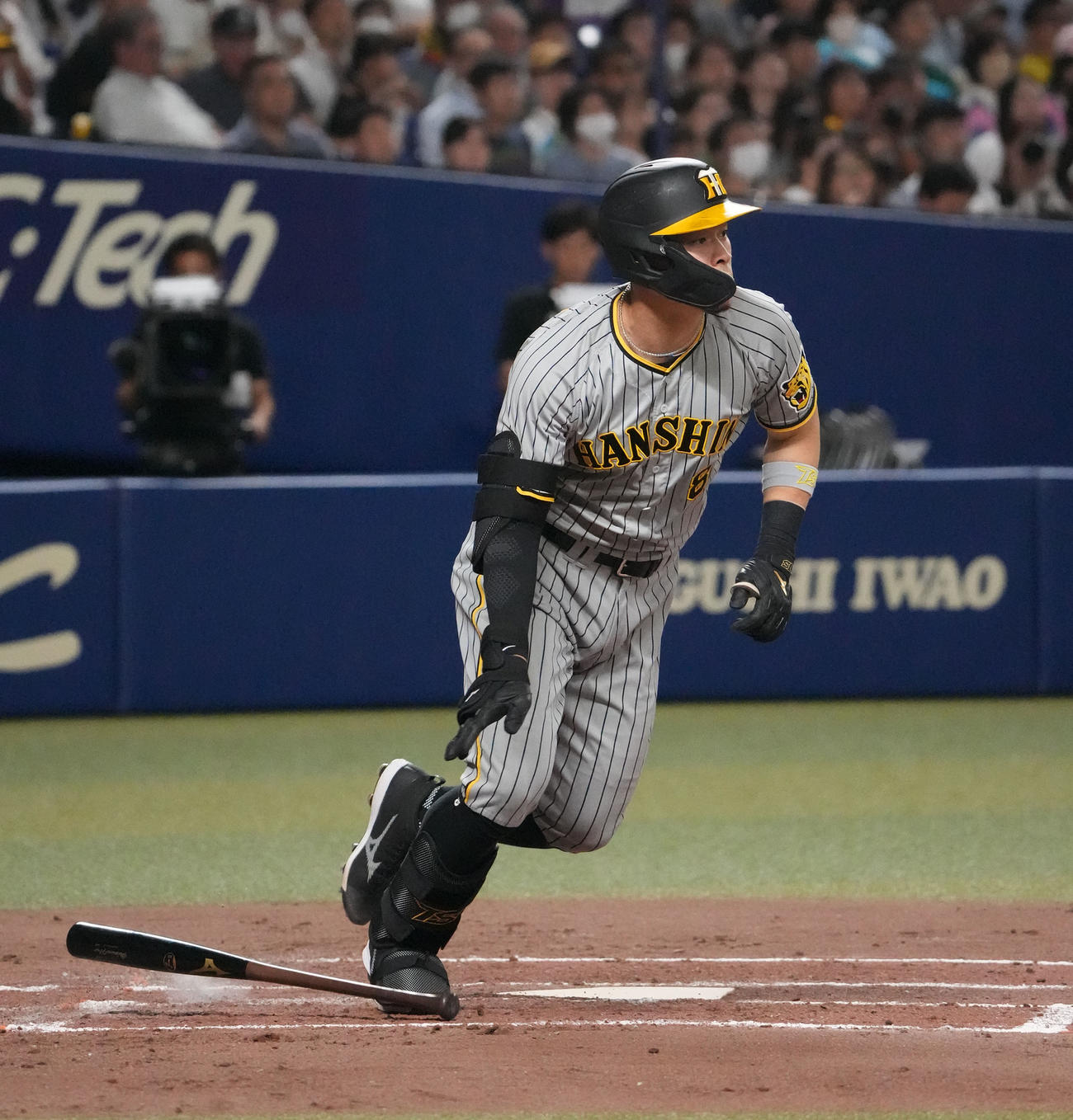 中日対阪神　3回表阪神2死一、二塁、右前適時打を放つ佐藤輝（撮影・森本幸一）