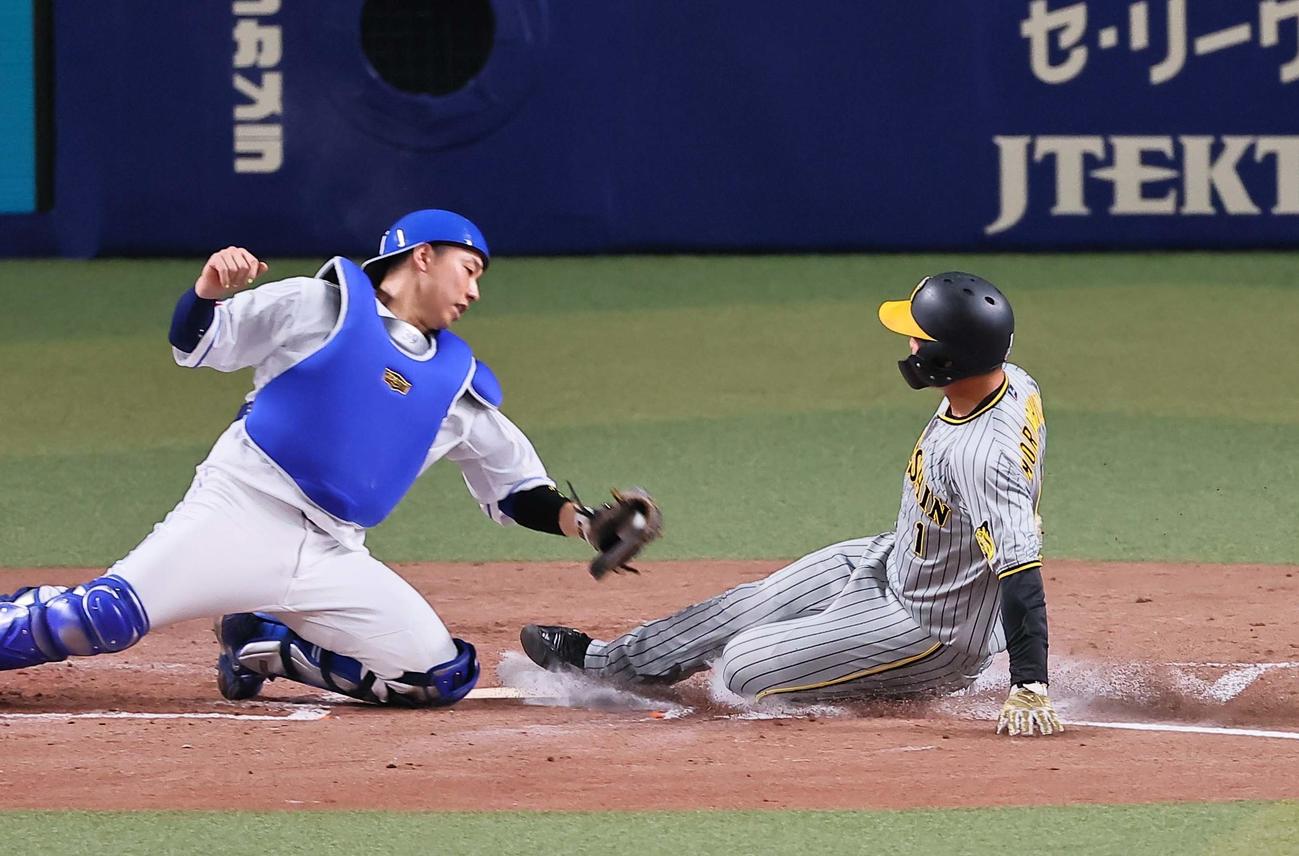 中日対阪神　3回表阪神2死一、二塁、森下は佐藤輝の右前先制適時打で生還する（撮影・上田博志）