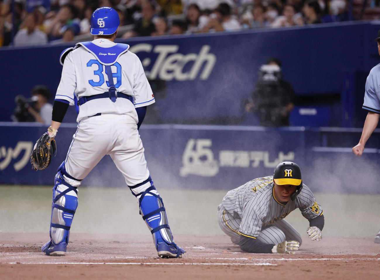 中日対阪神　3回表阪神2死一、二塁、佐藤輝の右前適時打で生還する森下翔太。捕手宇佐見（撮影・藤尾明華）