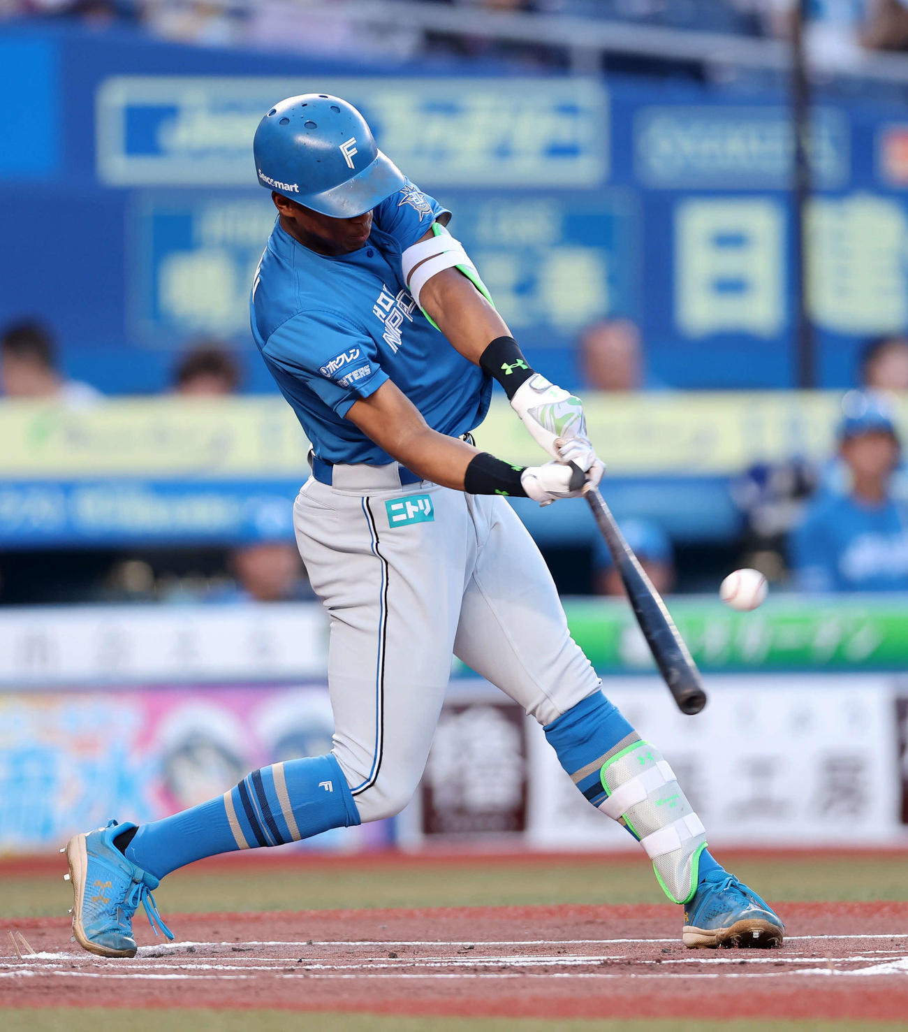ロッテ対日本ハム　1回表日本ハム1死二、三塁、万波は右前適時打を放つ（撮影・鈴木正人）
