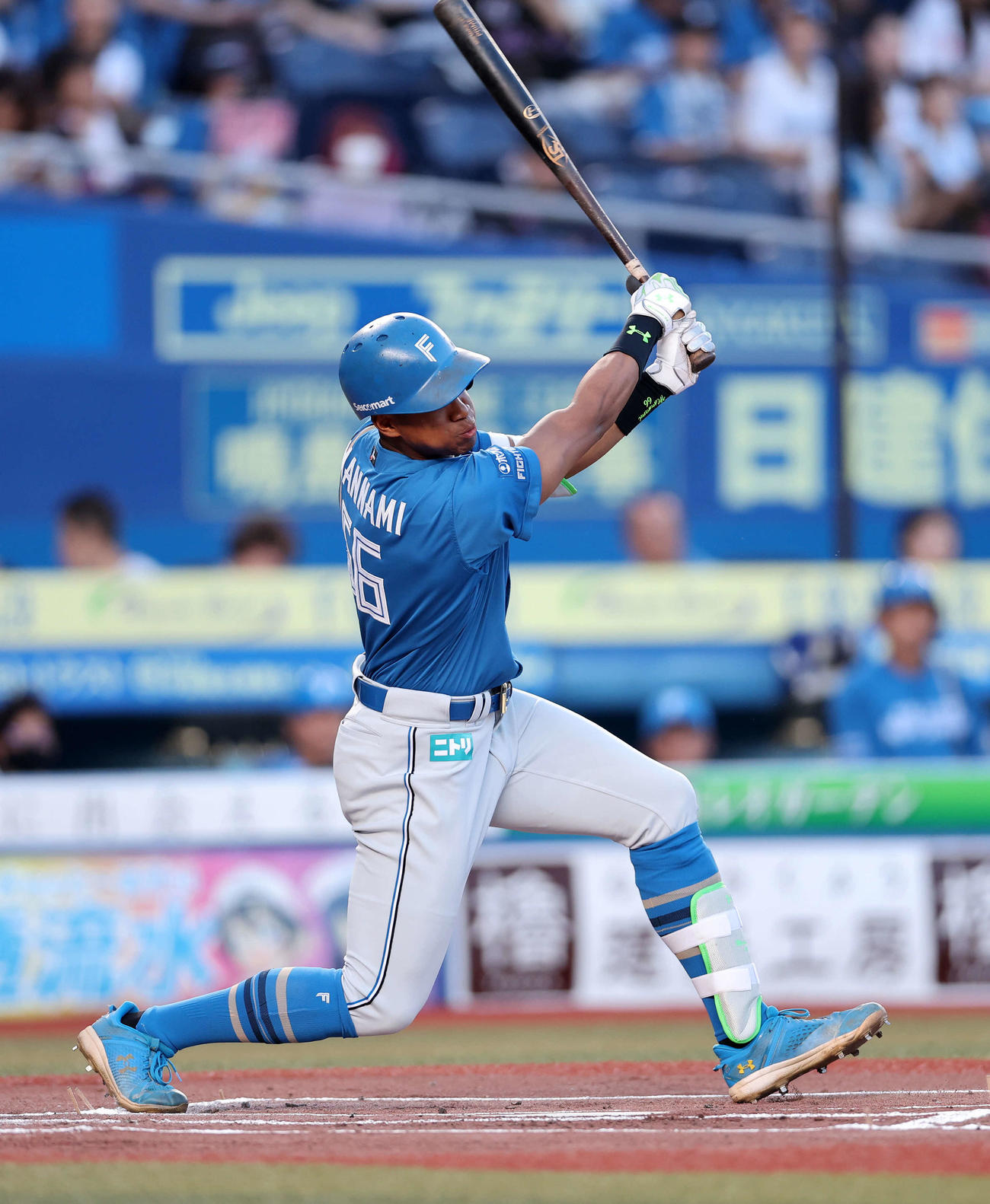 ロッテ対日本ハム　1回表日本ハム1死二、三塁、万波は右前適時打を放つ（撮影・鈴木正人）