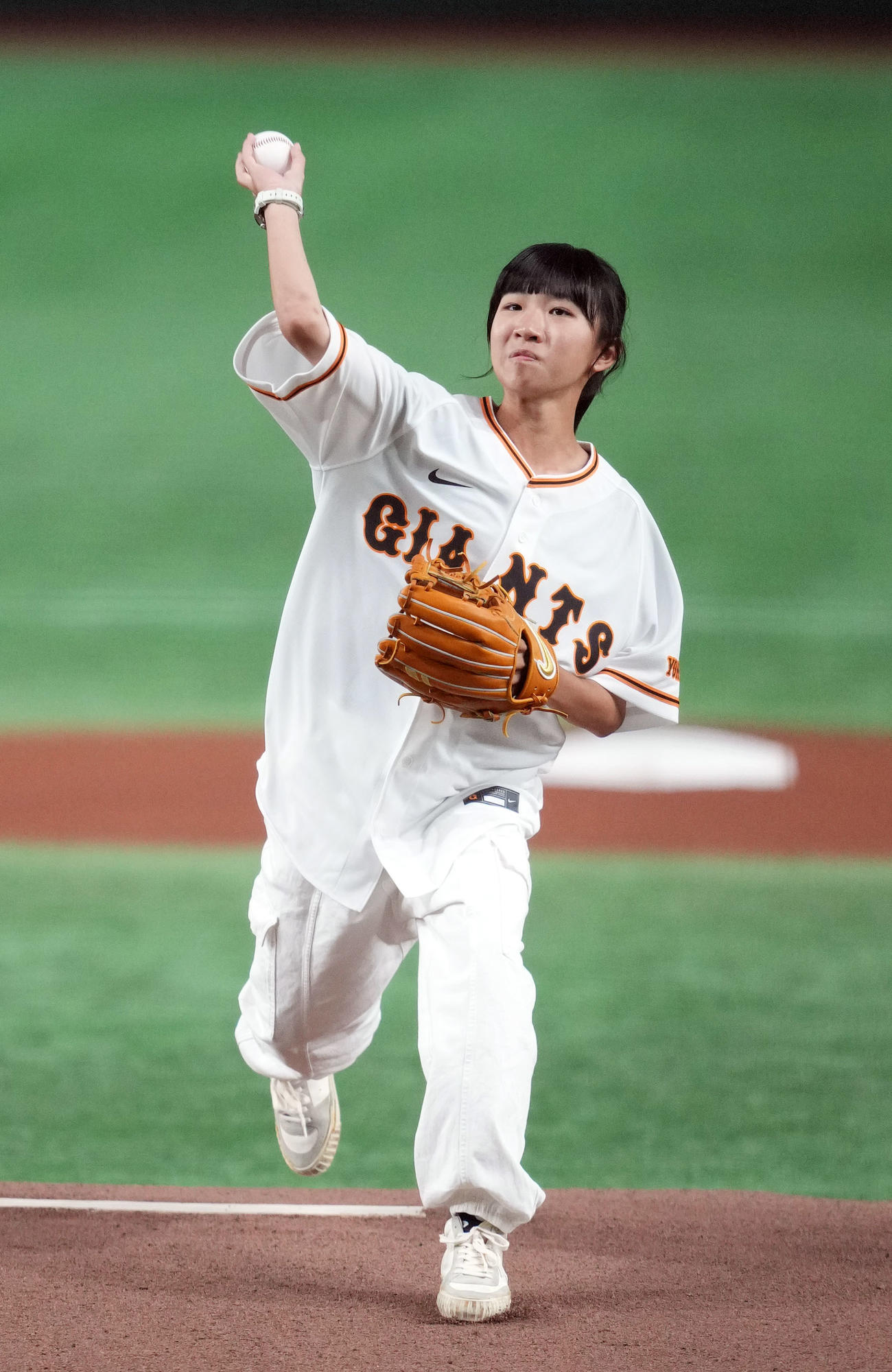 巨人対ヤクルト　始球式を務めるスケートボード女子ストリートの赤間（撮影・狩俣裕三）