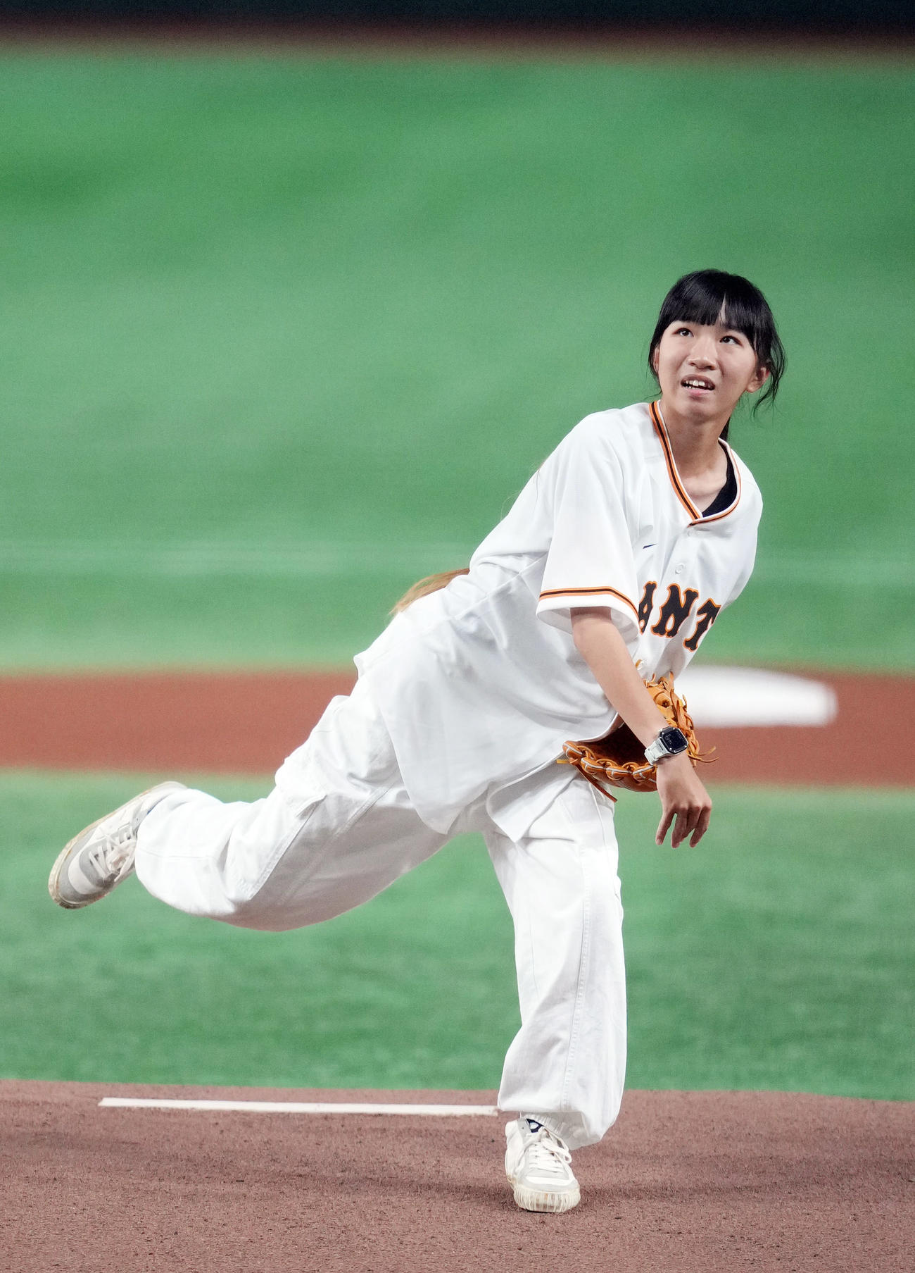 巨人対ヤクルト　始球式を務めるスケートボード女子ストリートの赤間（撮影・狩俣裕三）
