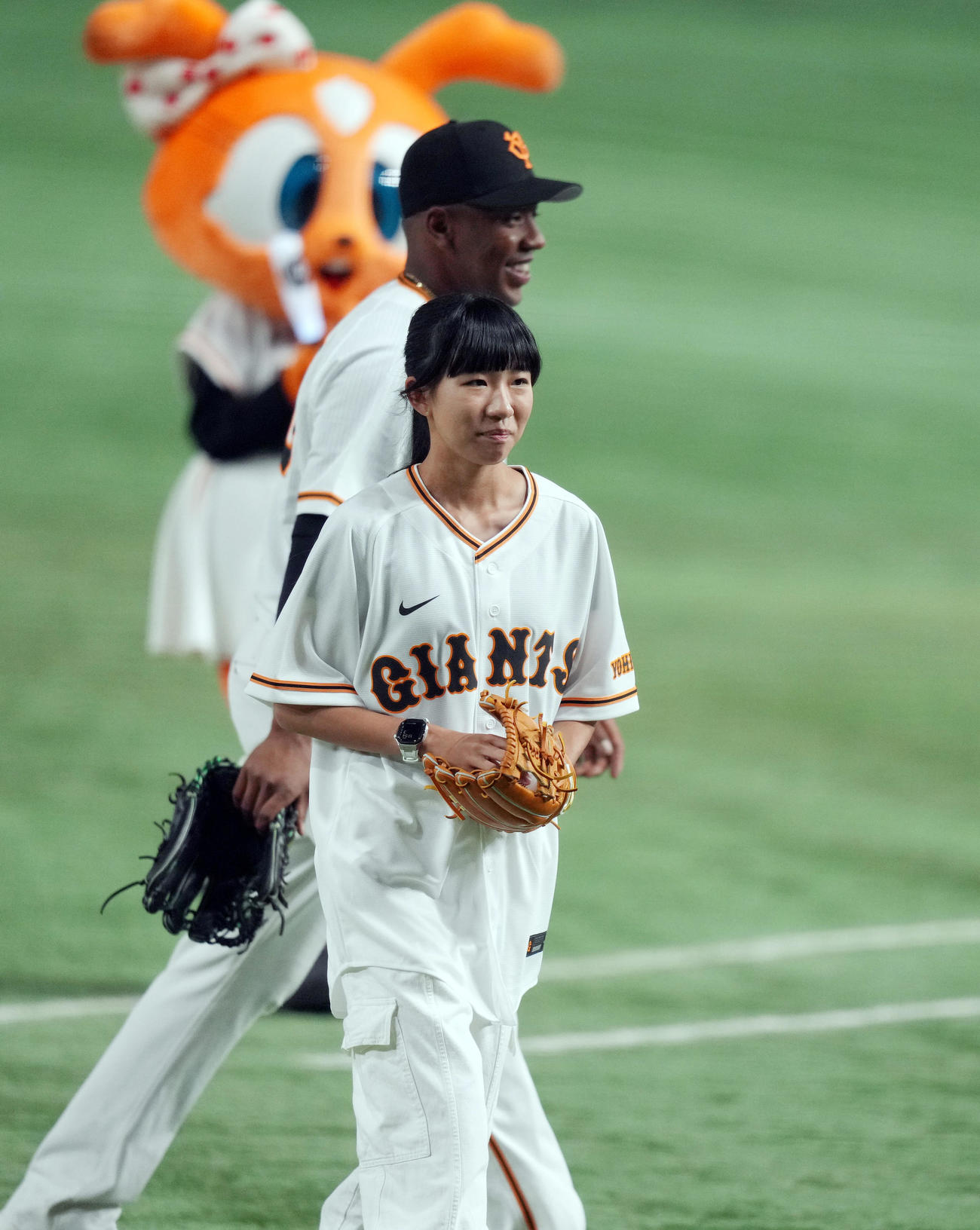 巨人対ヤクルト　始球式を終え、笑顔を見せるスケートボード女子ストリートの赤間。後方は捕手を務めたオコエ（撮影・狩俣裕三）
