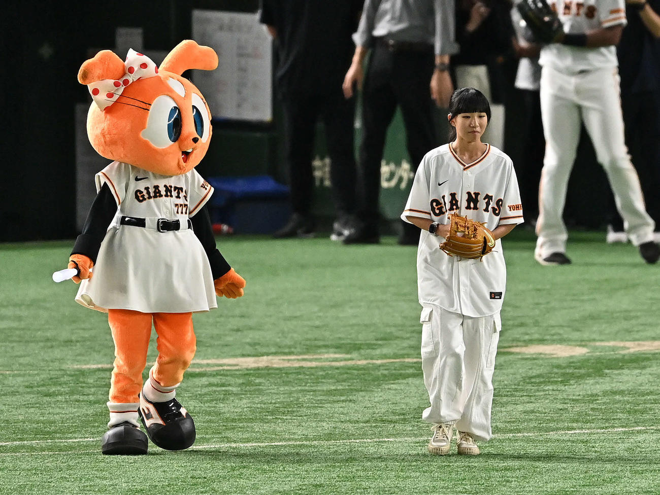 巨人対ヤクルト　始球式に臨む女子スケートボード、ストリートの赤間凛音（撮影・滝沢徹郎）