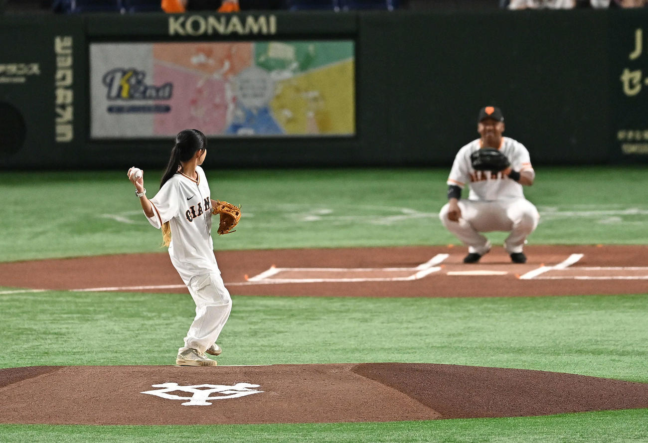 巨人対ヤクルト　始球式に臨む女子スケートボード、ストリートの赤間凛音（撮影・滝沢徹郎）