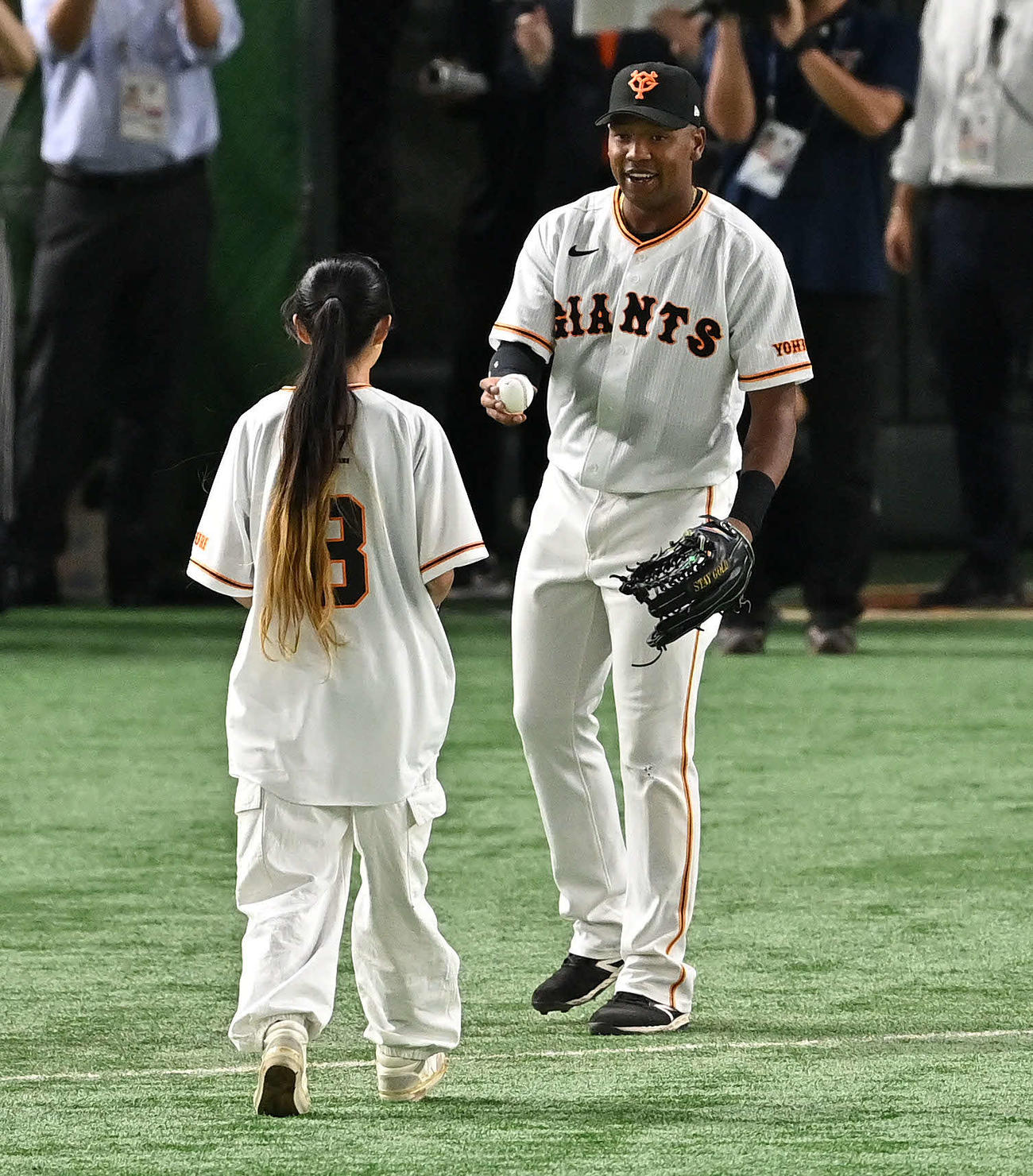 巨人対ヤクルト　始球式で投球した女子スケートボード、ストリートの赤間凛音（手前）にボールを手渡す捕手を務めた巨人オコエ（撮影・滝沢徹郎）