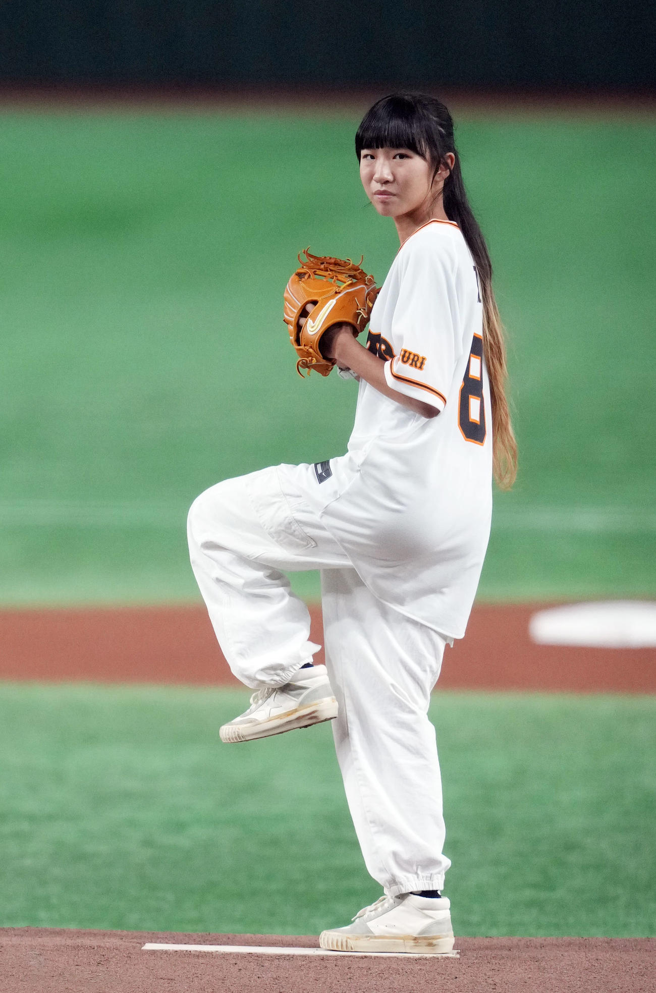 巨人対ヤクルト　始球式を務めるスケートボード女子ストリートの赤間（撮影・狩俣裕三）