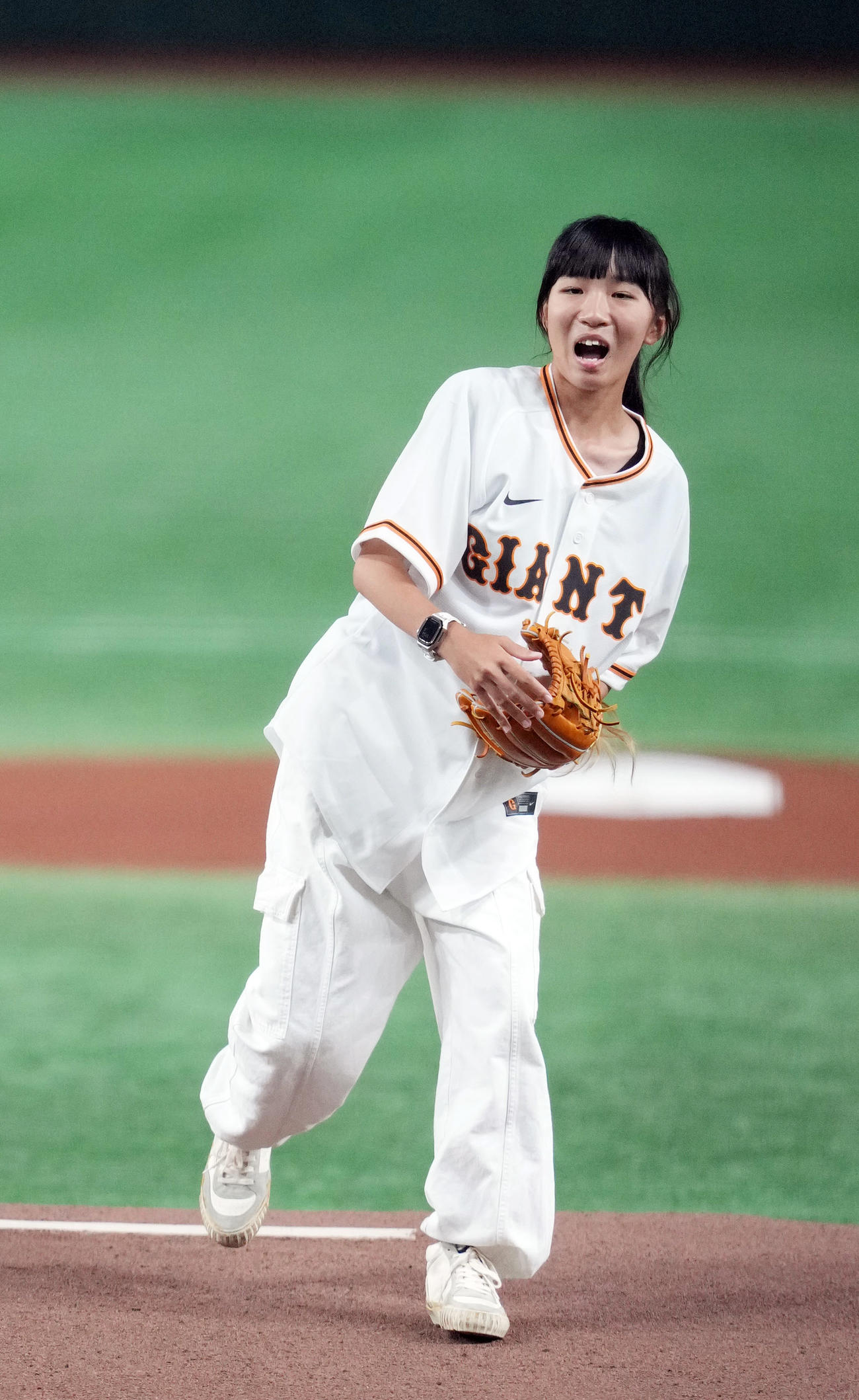 巨人対ヤクルト　始球式を務めるスケートボード女子ストリートの赤間（撮影・狩俣裕三）