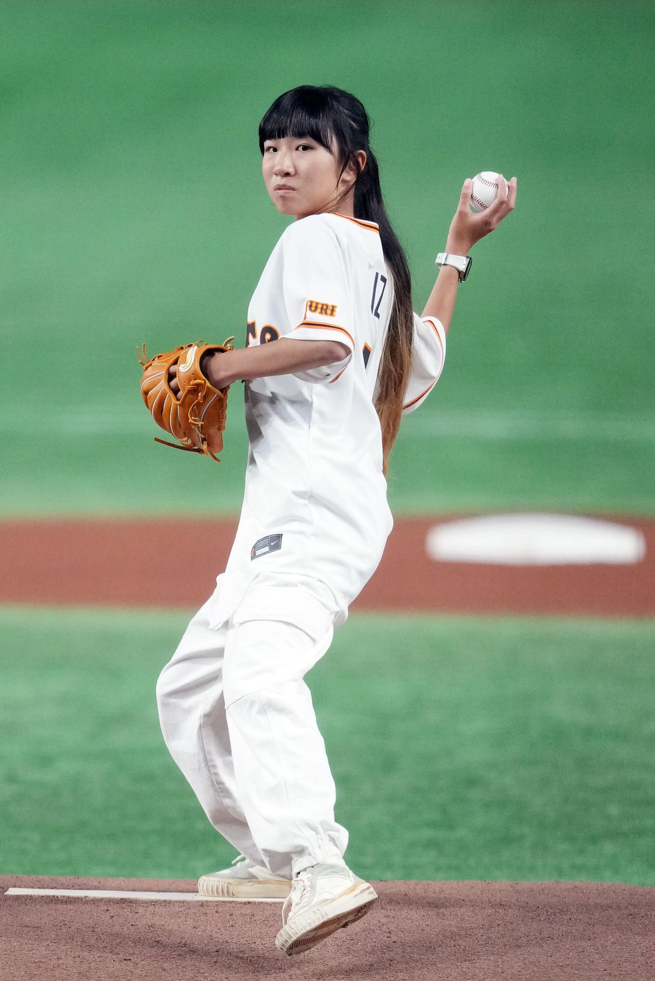 巨人対ヤクルト　始球式を務めるスケートボード女子ストリートの赤間（撮影・狩俣裕三）
