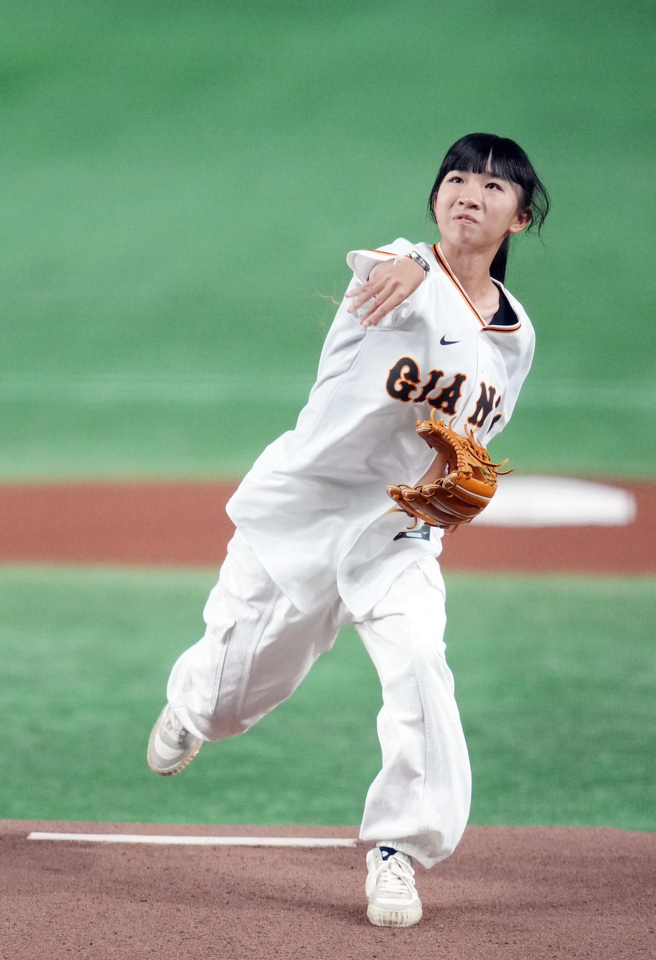 巨人対ヤクルト　始球式を務めるスケートボード女子ストリートの赤間（撮影・狩俣裕三）