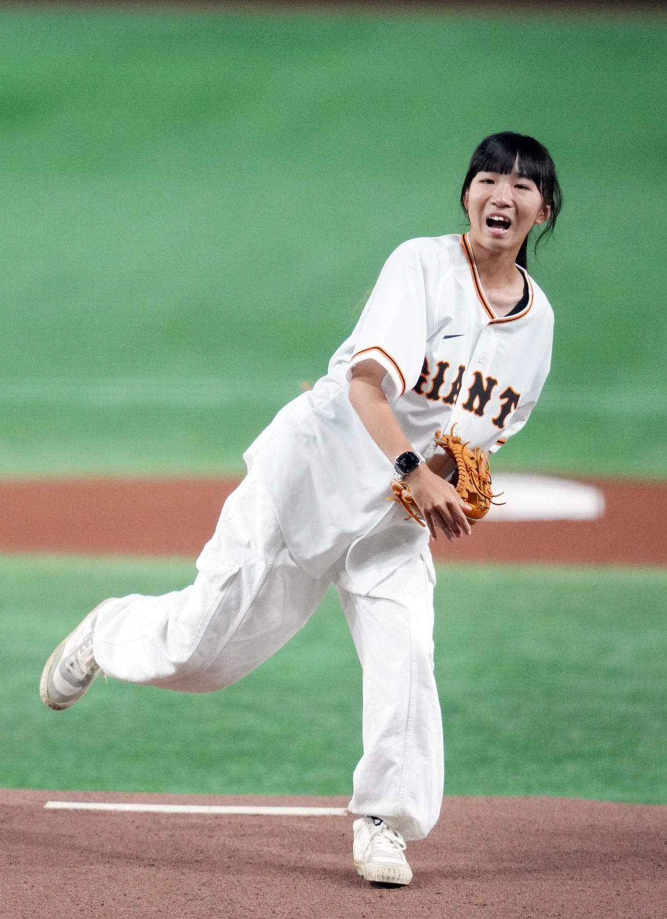 巨人対ヤクルト　始球式を務めるスケートボード女子ストリートの赤間（撮影・狩俣裕三）