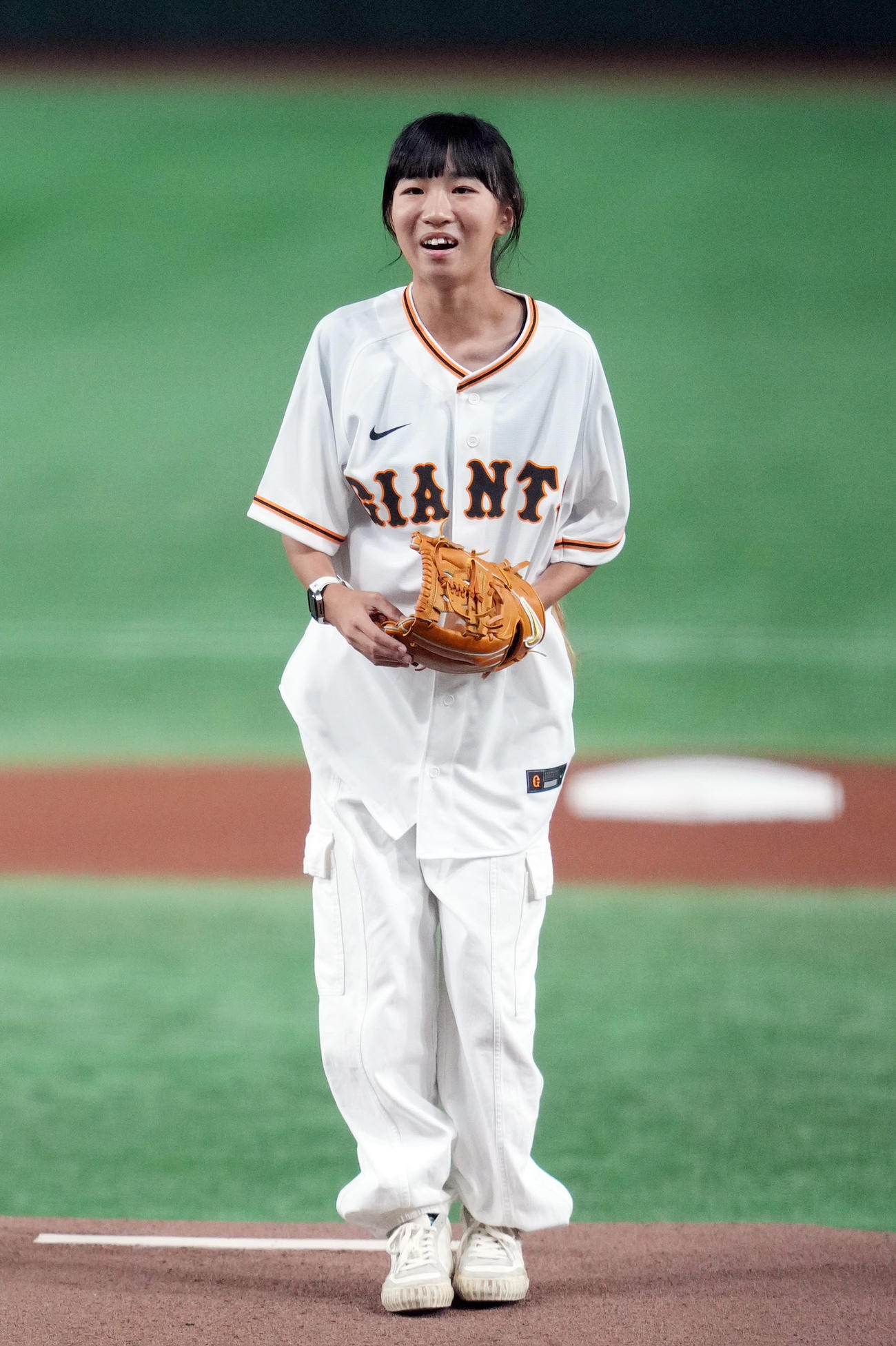 巨人対ヤクルト　始球式を務めるスケートボード女子ストリートの赤間（撮影・狩俣裕三）