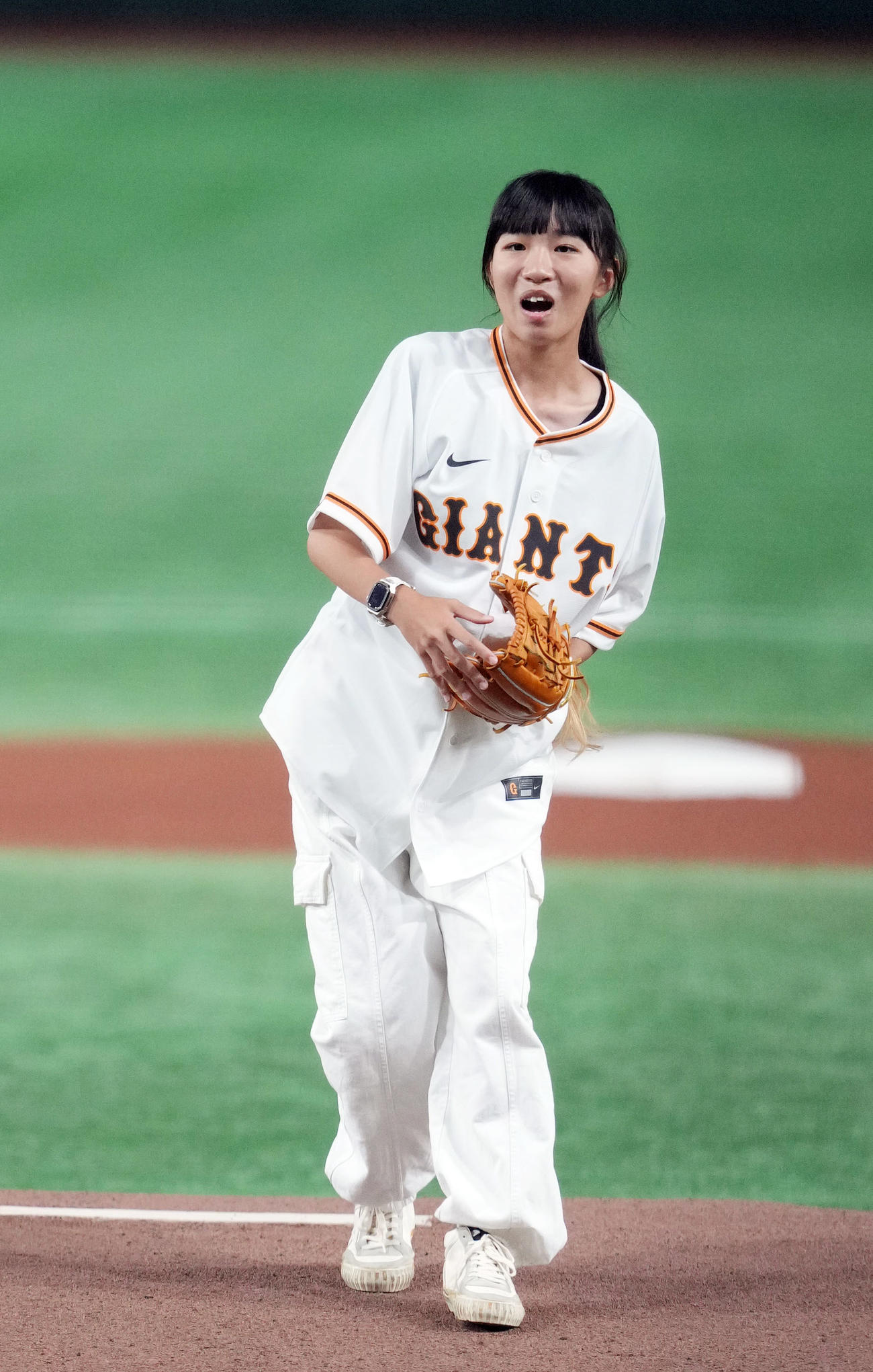 巨人対ヤクルト　始球式を務めるスケートボード女子ストリートの赤間（撮影・狩俣裕三）