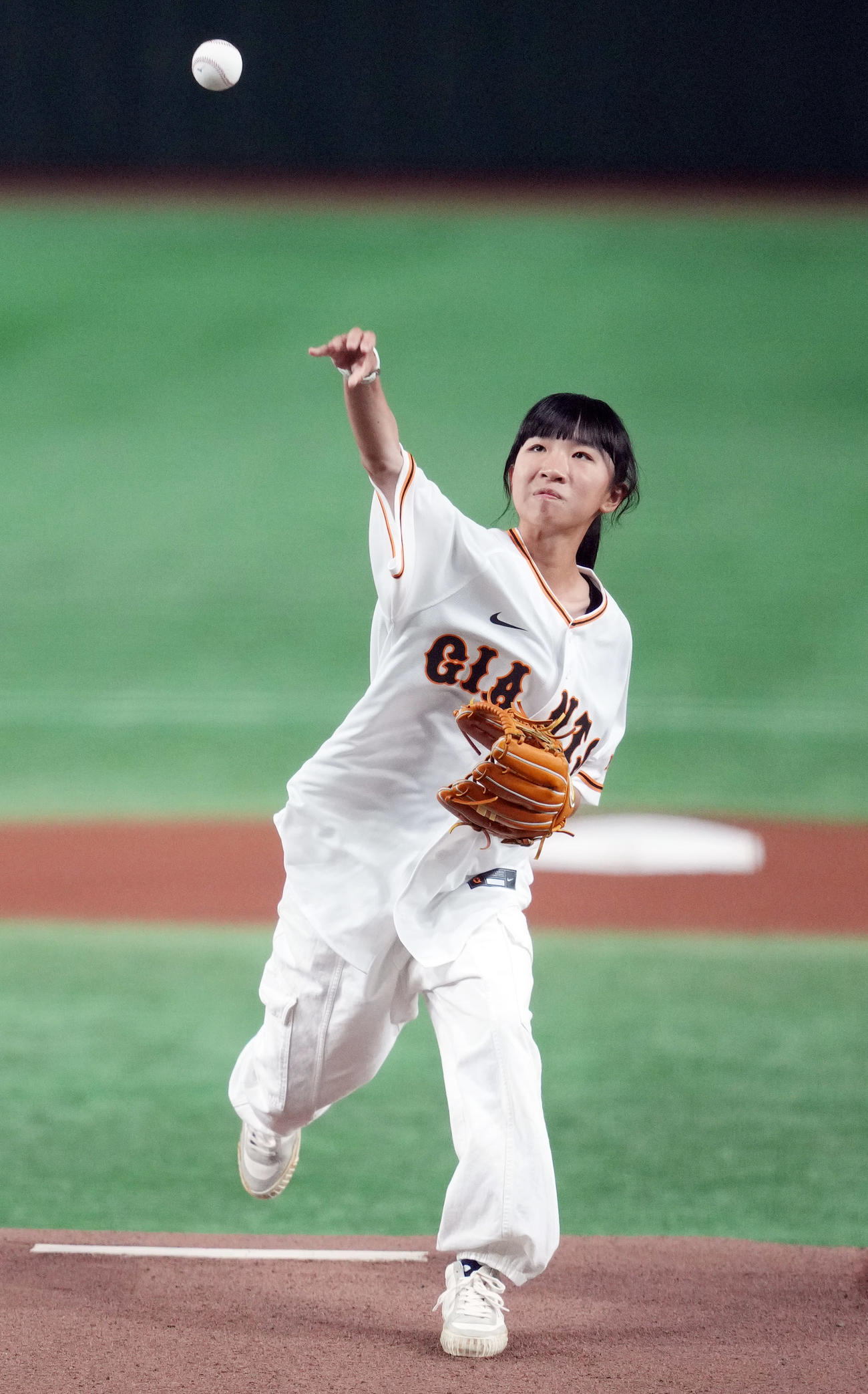 巨人対ヤクルト　始球式を務めるスケートボード女子ストリートの赤間（撮影・狩俣裕三）