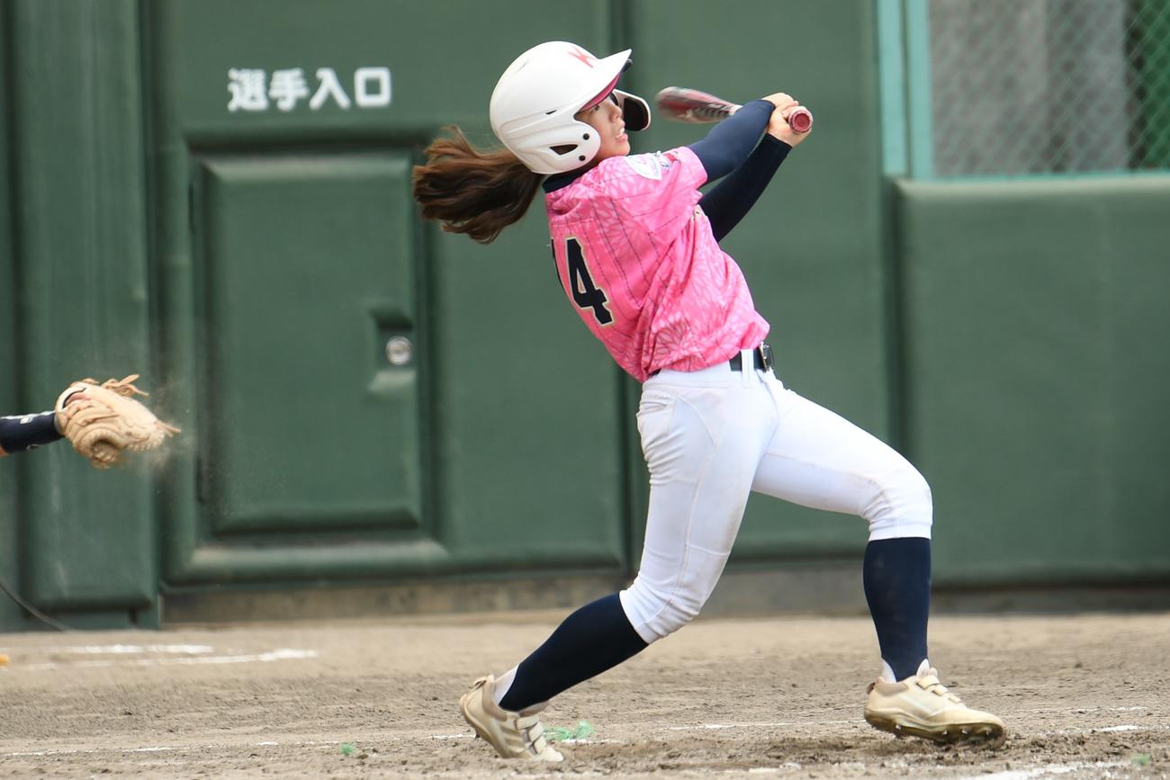6回無死二塁、U－15日本の伊藤の一撃は深々と右中間を破る三塁打に（撮影・久我悟）