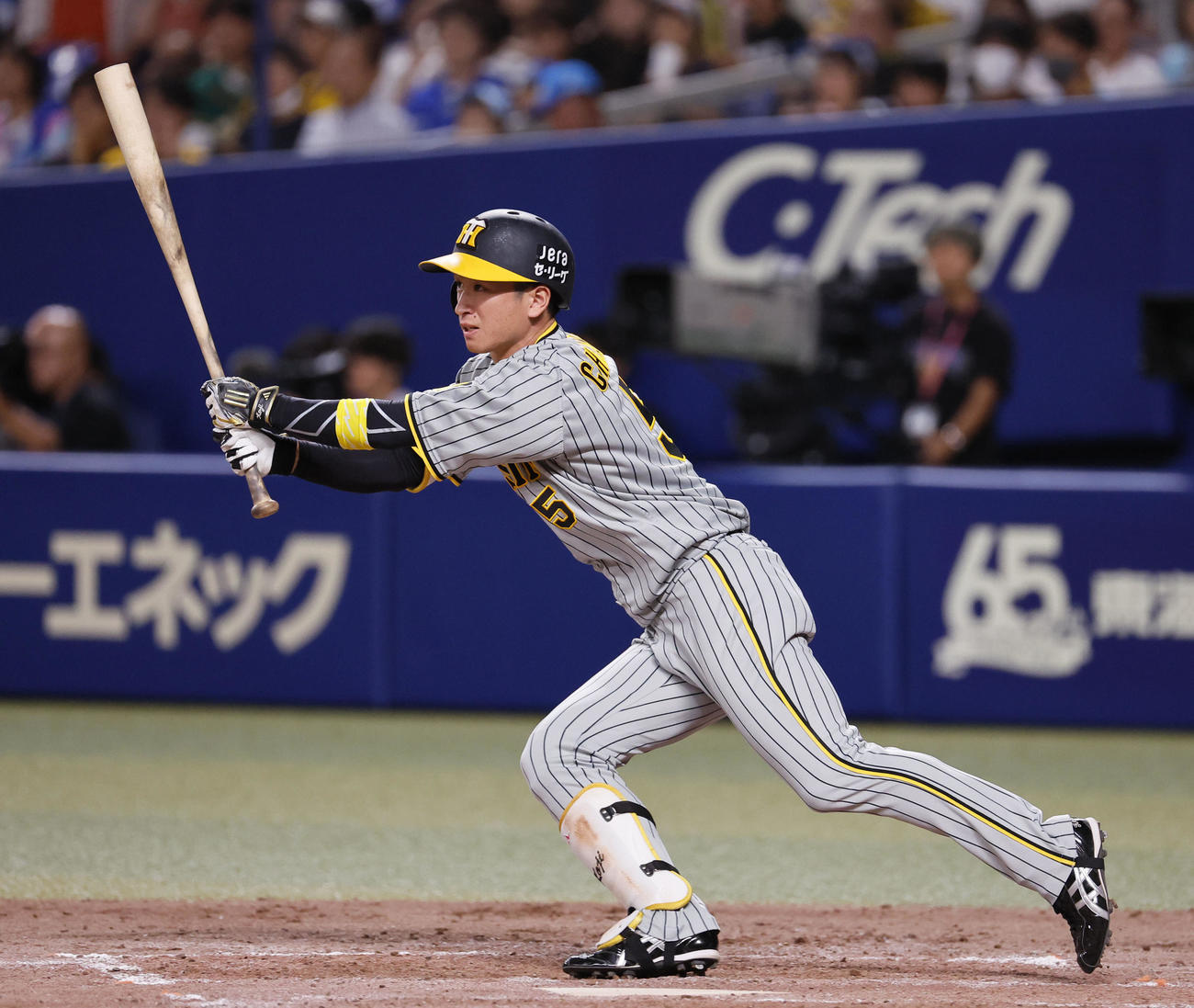 中日対阪神　4回表阪神1死一、三塁、近本が左前に適時打を放つ（撮影・藤尾明華）