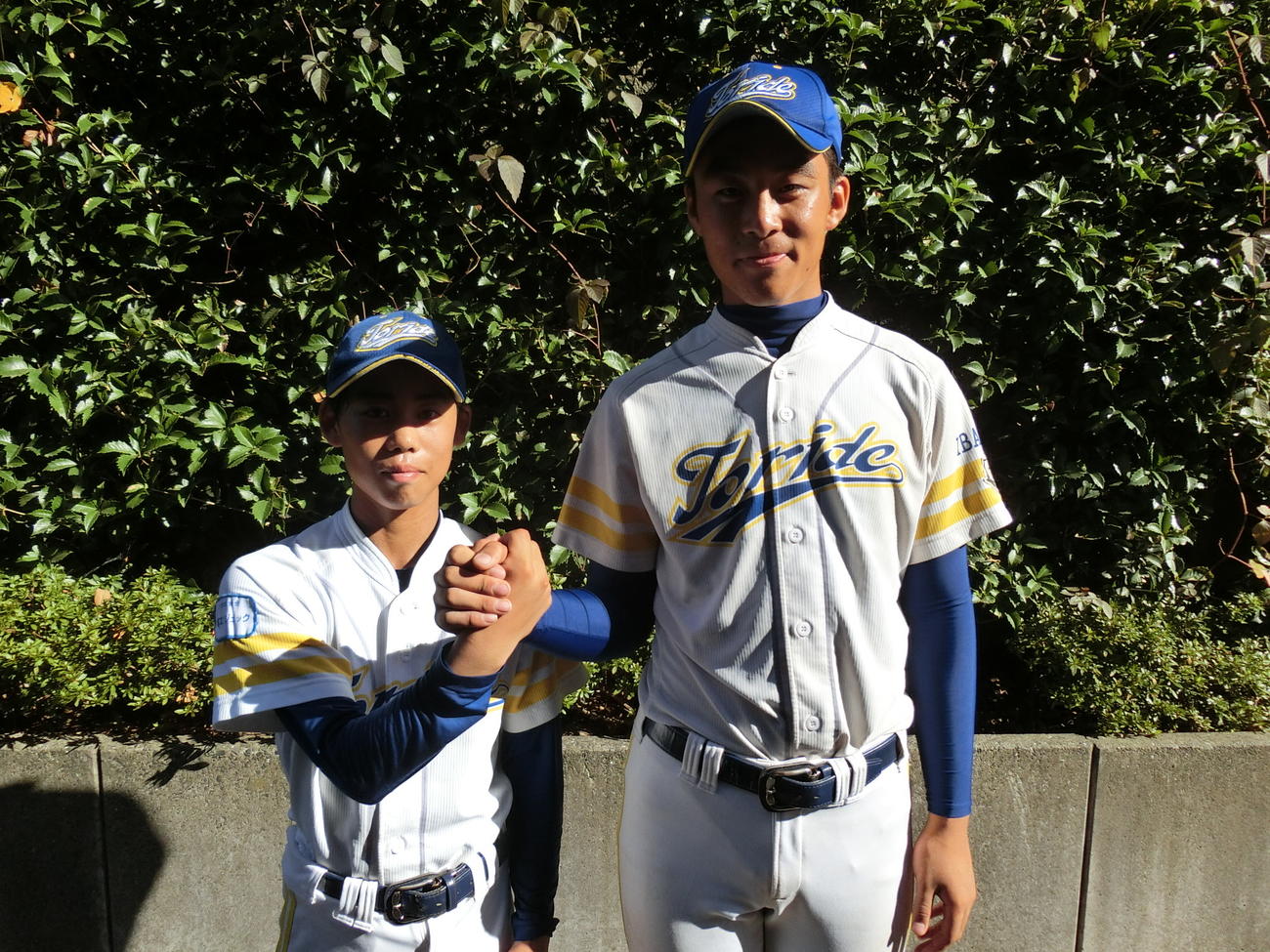 2失点リレーで勝利に貢献した取手の189センチの朝来（右）と157センチの赤津