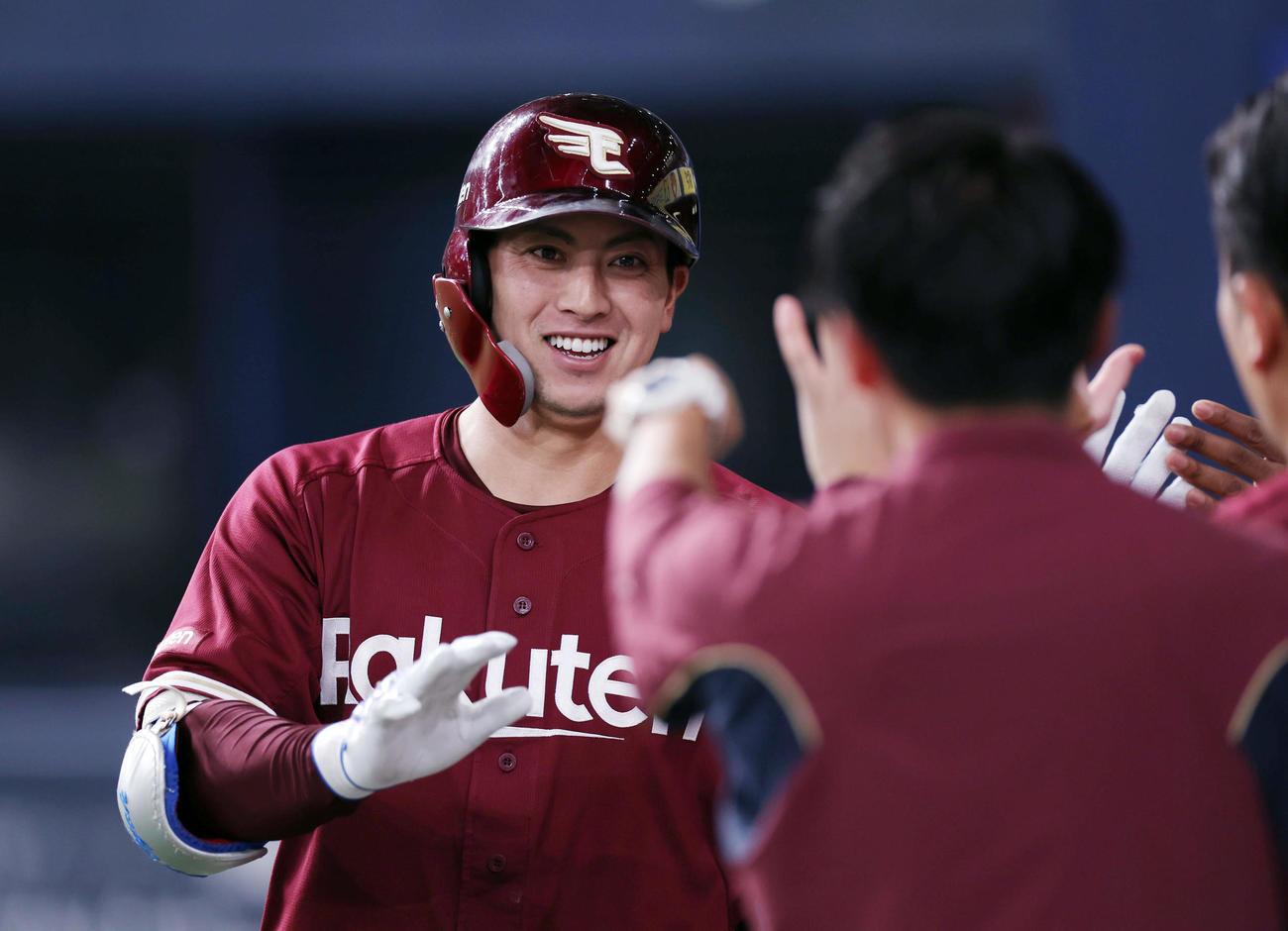 オリックス対楽天　5回表楽天1死、右越え本塁打を放ち、ナインに迎えられる小郷（撮影・前田充）