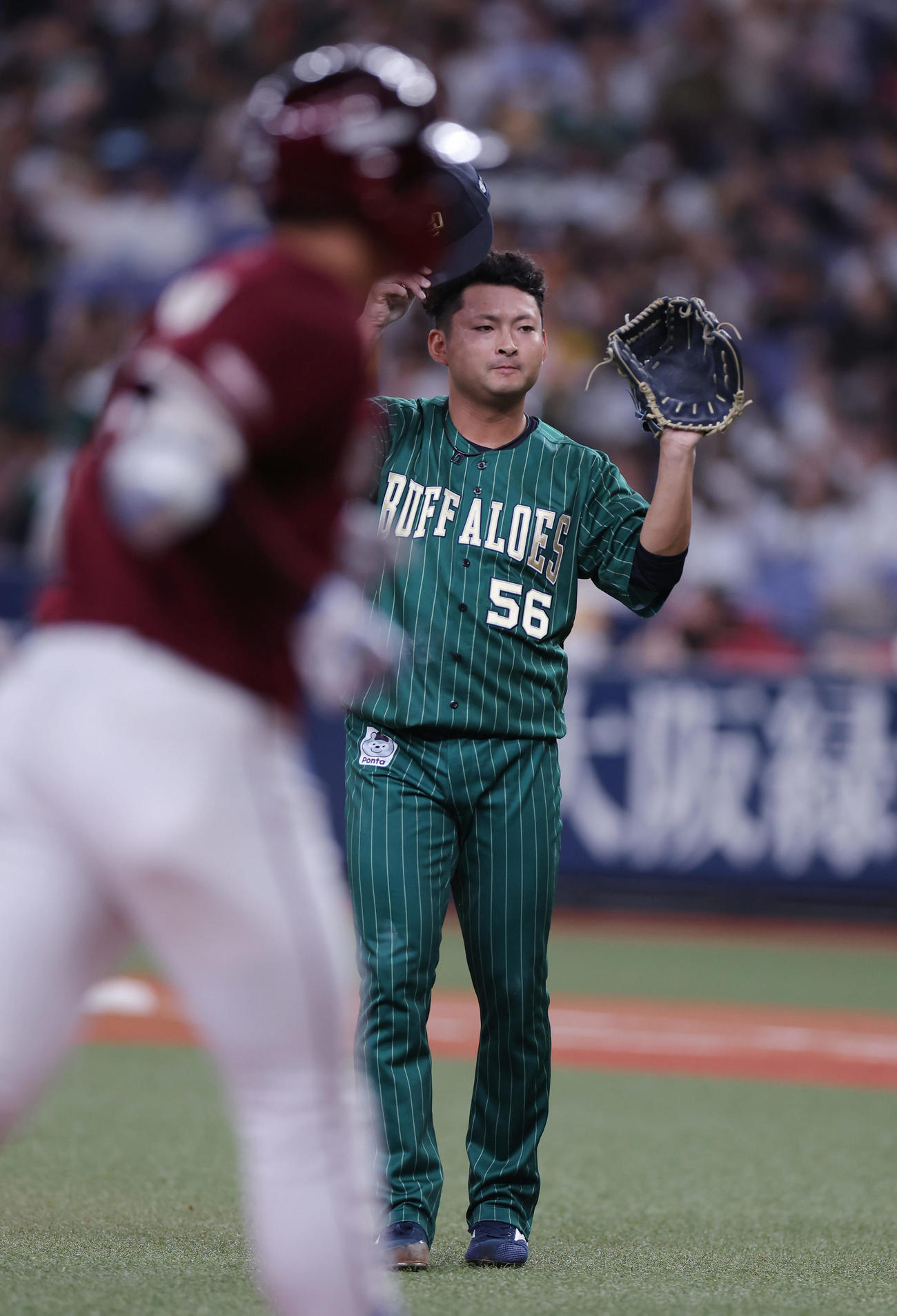 オリックス対楽天　5回表楽天1死、小郷（手前）に本塁打を浴びた小木田（撮影・前田充）