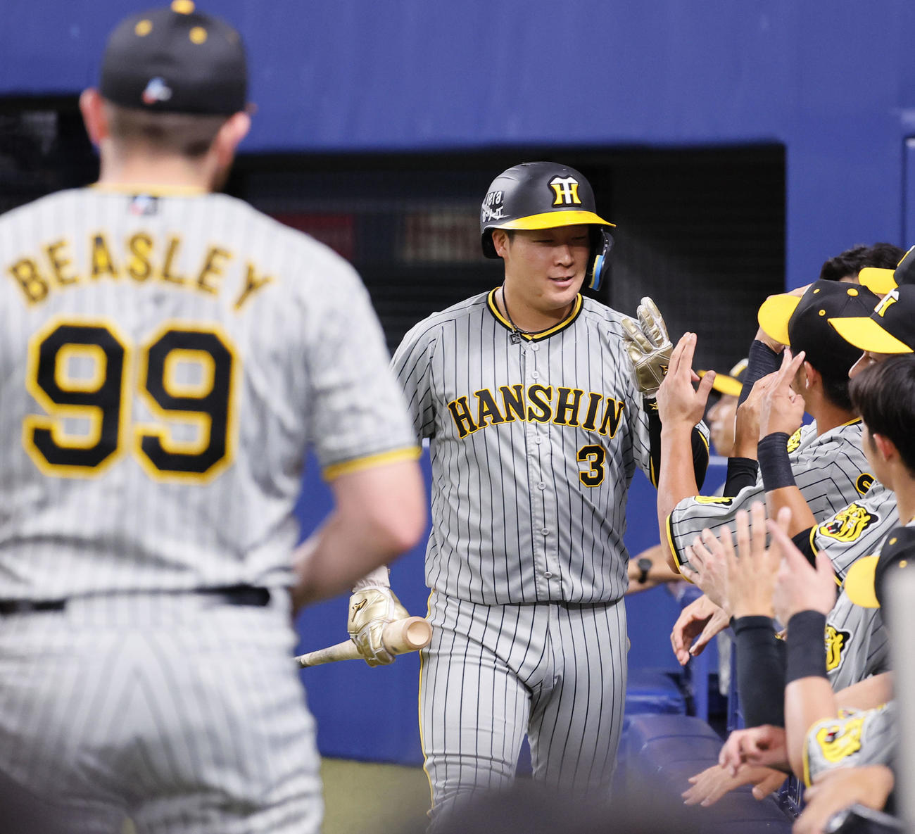 中日対阪神　5回表阪神無死一、三塁、島田の右前適時打で生還しタッチを交わす大山（中央）（撮影・藤尾明華）