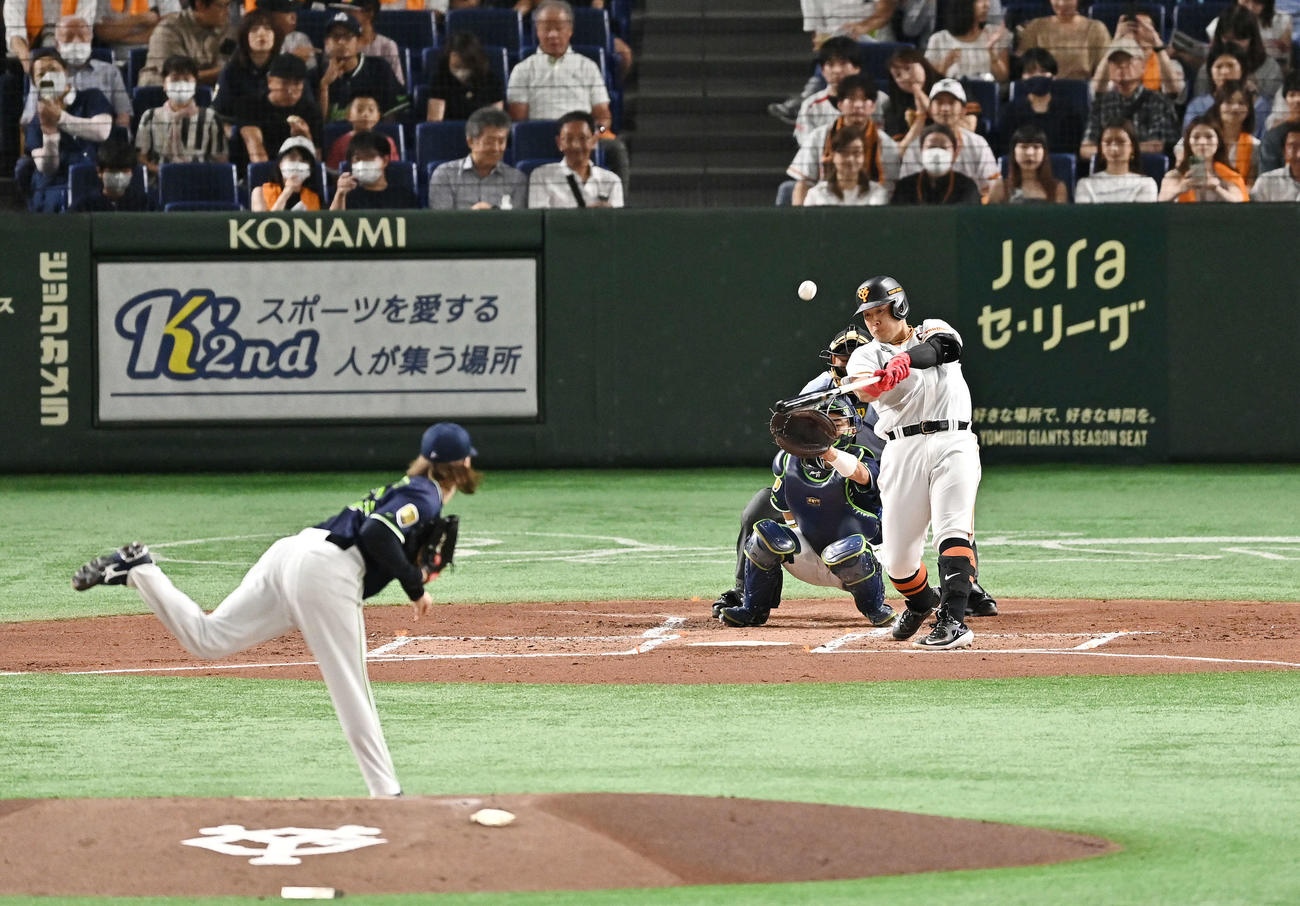 巨人対ヤクルト　2回裏巨人無死、岡本和は左越え先制ソロ本塁打を放つ。投手ピーターズ（撮影・滝沢徹郎）