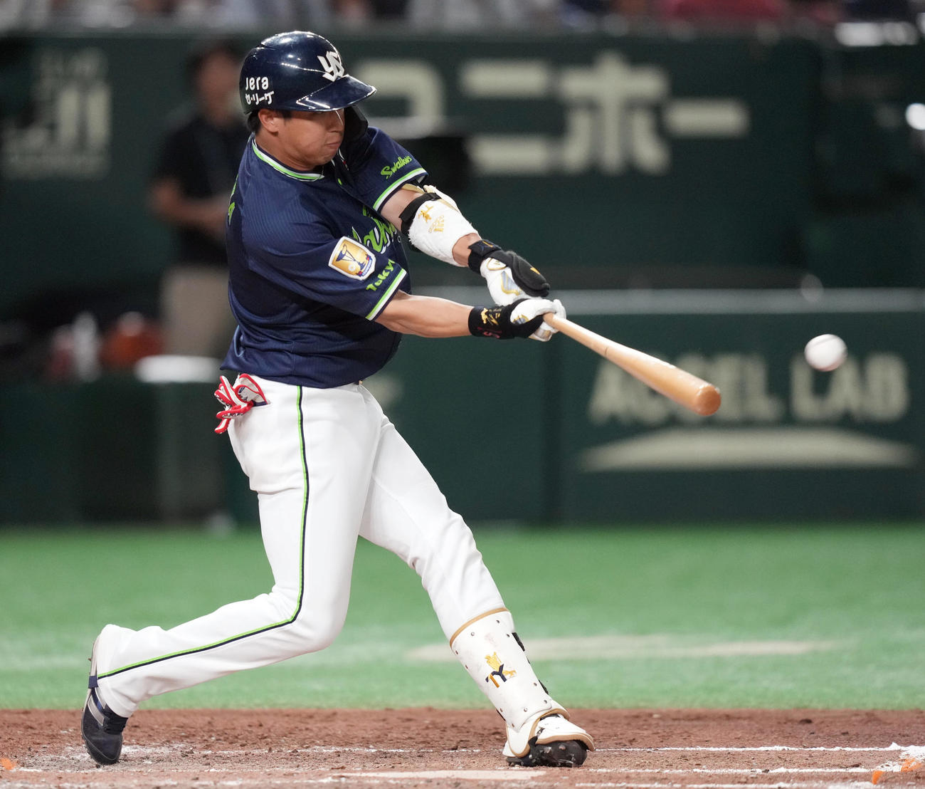 巨人対ヤクルト　5回表ヤクルト1死、二塁打を放つ山田（撮影・狩俣裕三）