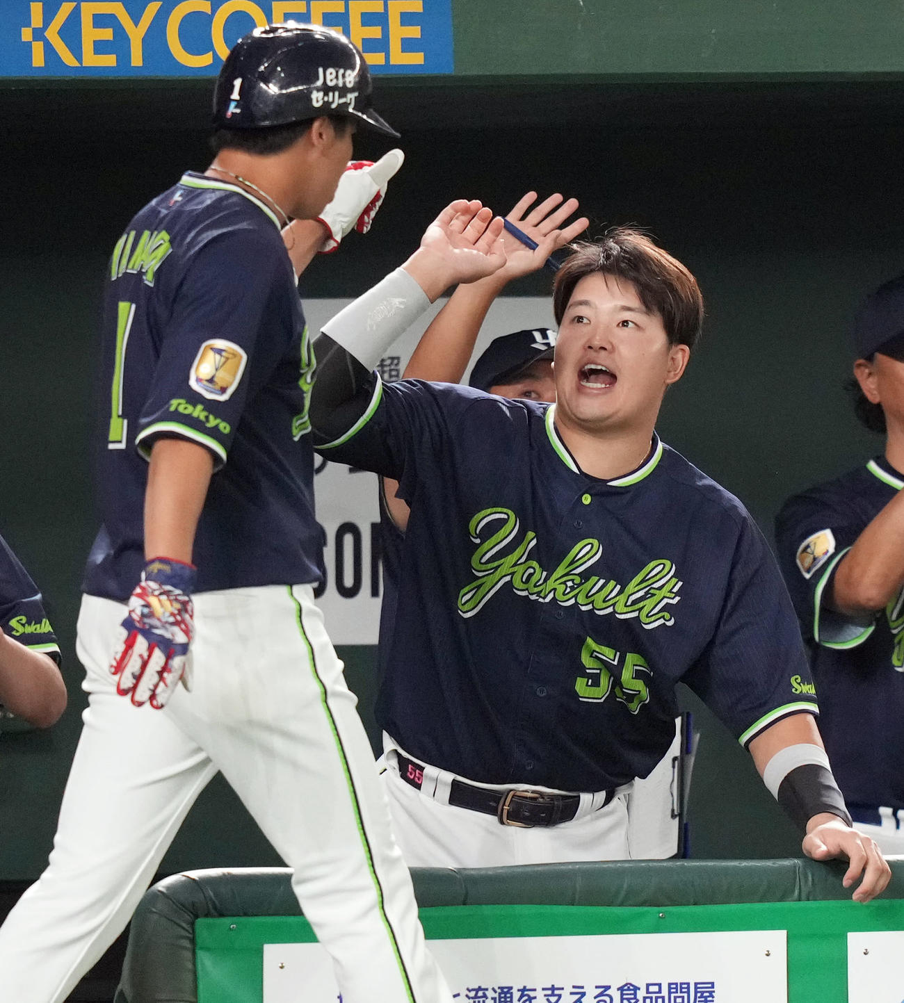 巨人対ヤクルト　5回表ヤクルト1死二塁、オスナの適時打で生還した山田（左）を迎える村上（撮影・狩俣裕三）