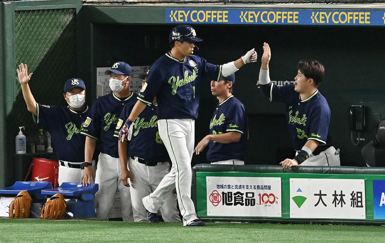 巨人対ヤクルト　5回表ヤクルト1死二塁、オスナの適時打から生還した山田（手前）を迎える村上（後方右）（撮影・滝沢徹郎）