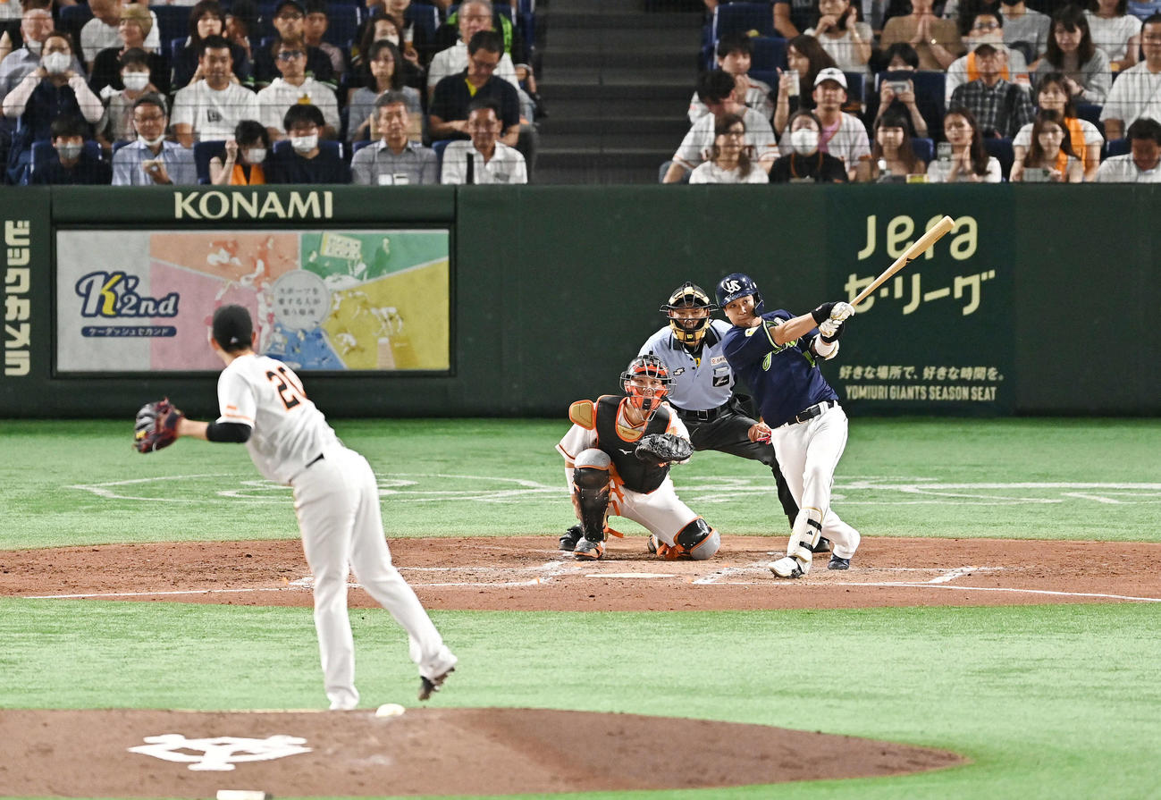 巨人対ヤクルト　5回表ヤクルト1死、山田は左翼に二塁打を放つ。投手戸郷（撮影・滝沢徹郎）