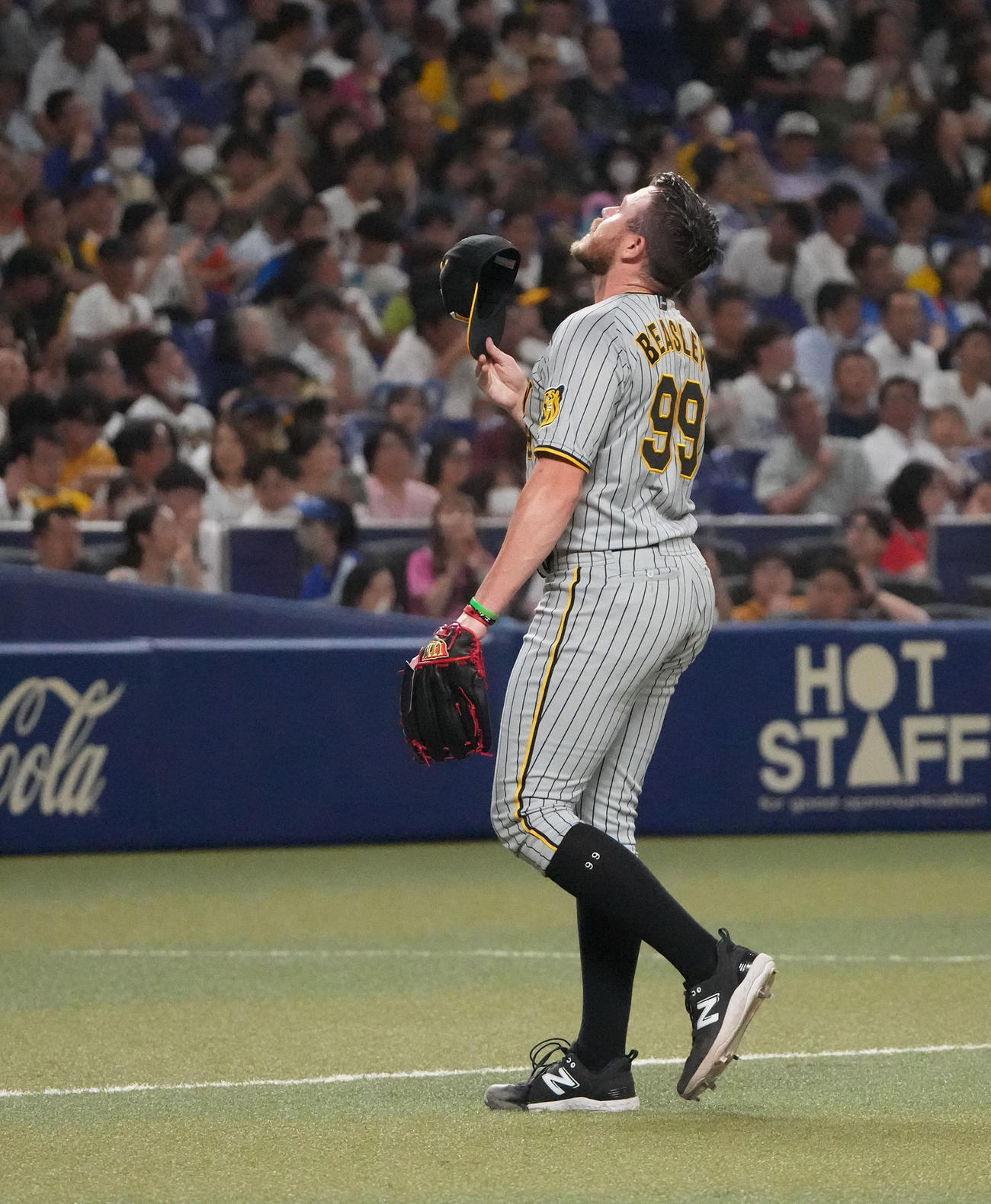 中日対阪神　6回裏中日2死一塁、マウンドを降りる阪神先発のビーズリー（撮影・森本幸一）