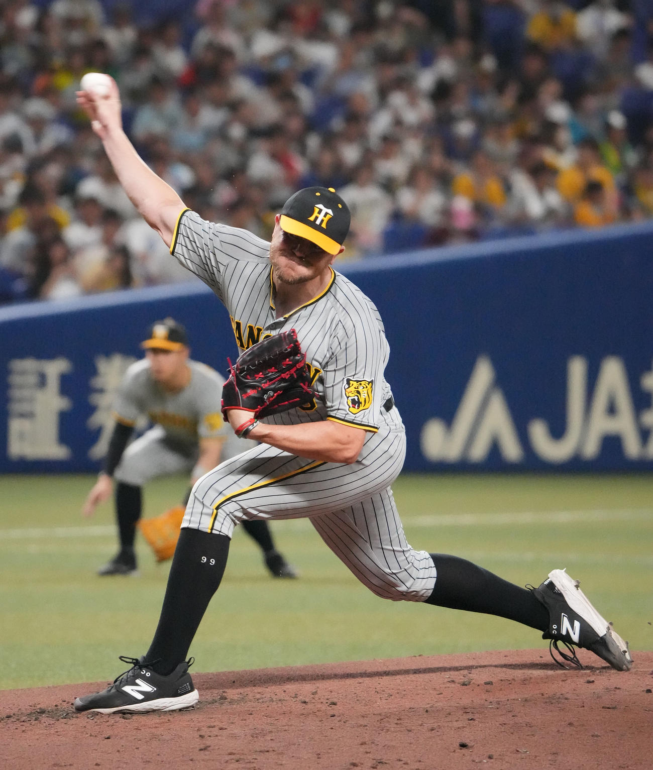 中日対阪神　2回裏、力投する阪神先発のビーズリー（撮影・森本幸一）