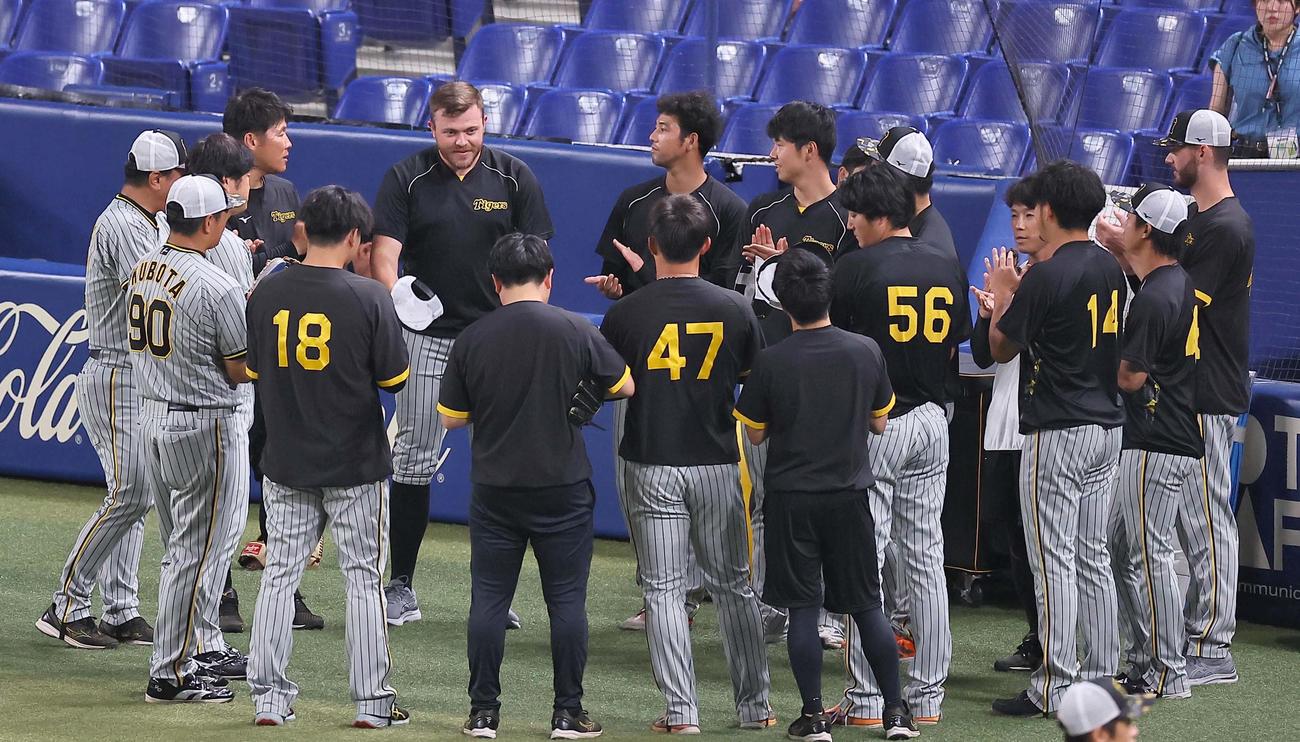 中日対阪神　1軍合流と第1子誕生に拍手を贈られて笑顔を見せるビーズリー（中央左）（撮影・上田博志）