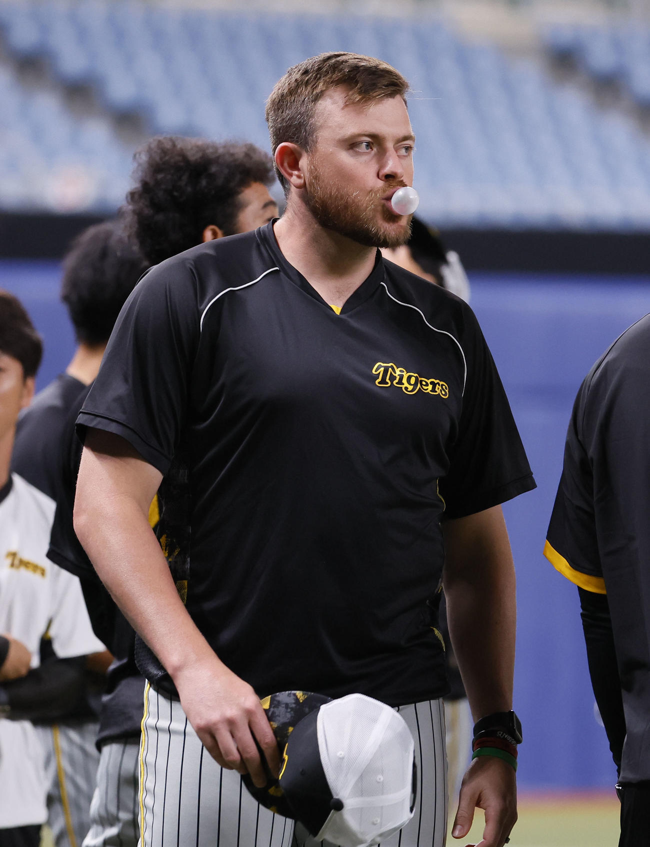 中日対阪神　リラックスした表情を見せる先発予定の阪神ビーズリー（撮影・藤尾明華）