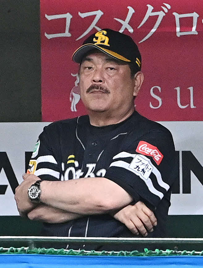 西武対ソフトバンク　ベンチで厳しい表情のソフトバンク藤本監督（2023年8月2日撮影）