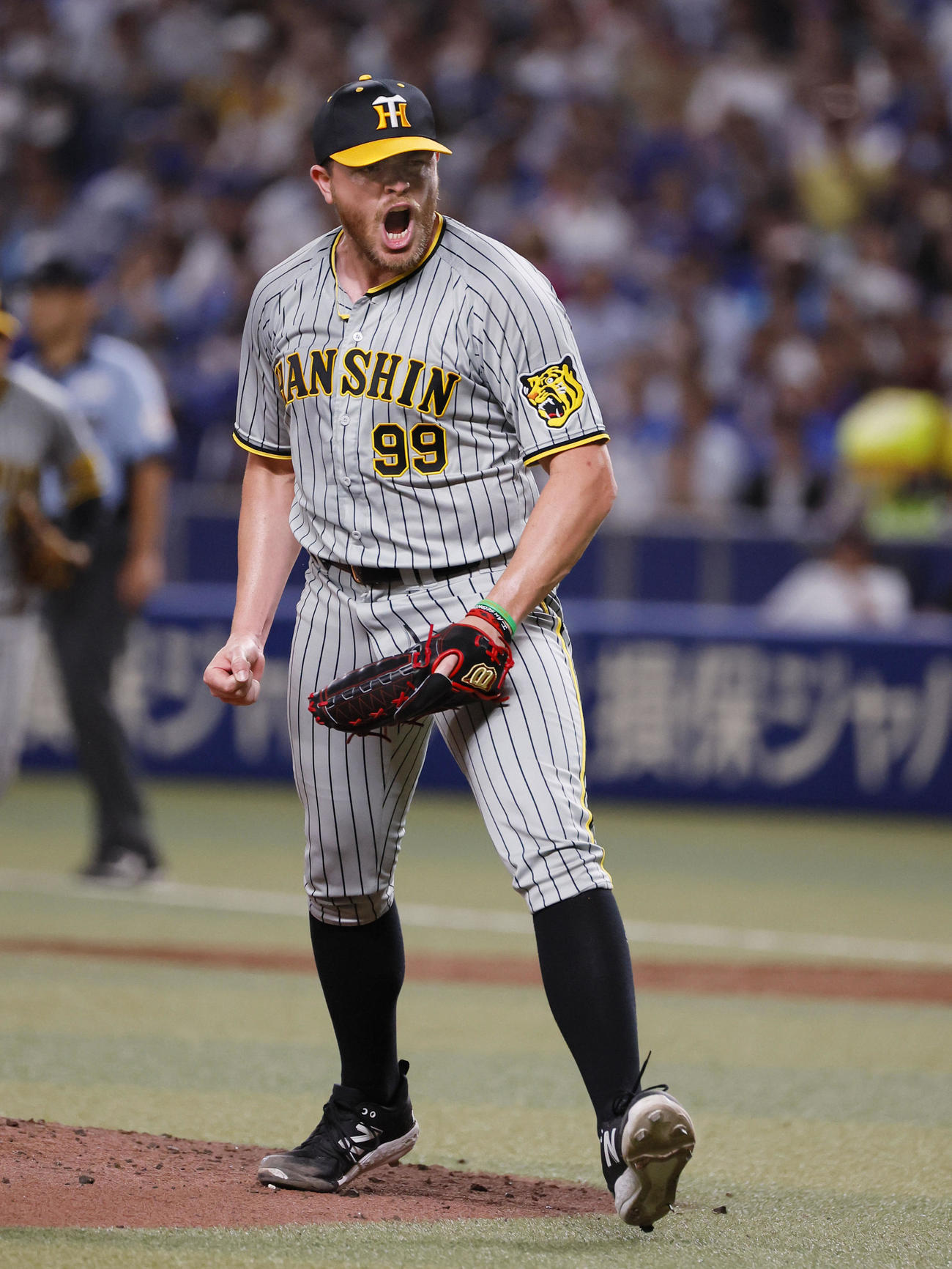 中日対阪神　3回裏中日2死一、二塁、ビーズリーは細川を三振に仕留め雄たけびを上げる（撮影・藤尾明華）