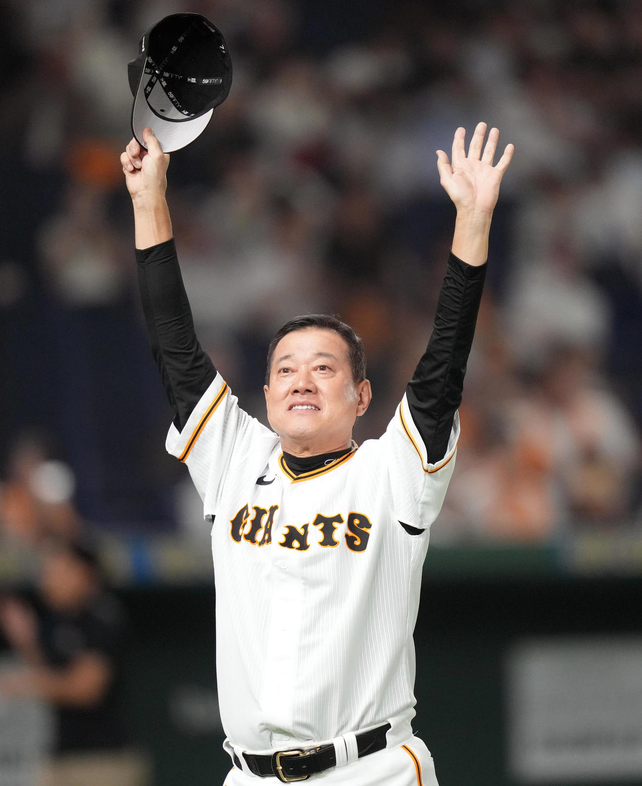 巨人対ヤクルト　試合後、ファンにあいさつする原監督（撮影・狩俣裕三）