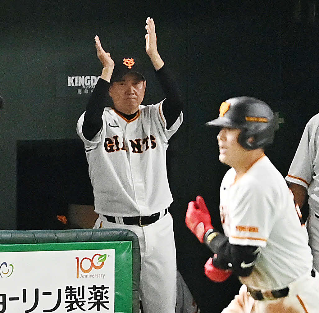 巨人対ヤクルト　8回裏巨人1死、左越えソロ本塁打を放った岡本和（手前）に拍手を送る原監督（撮影・滝沢徹郎）