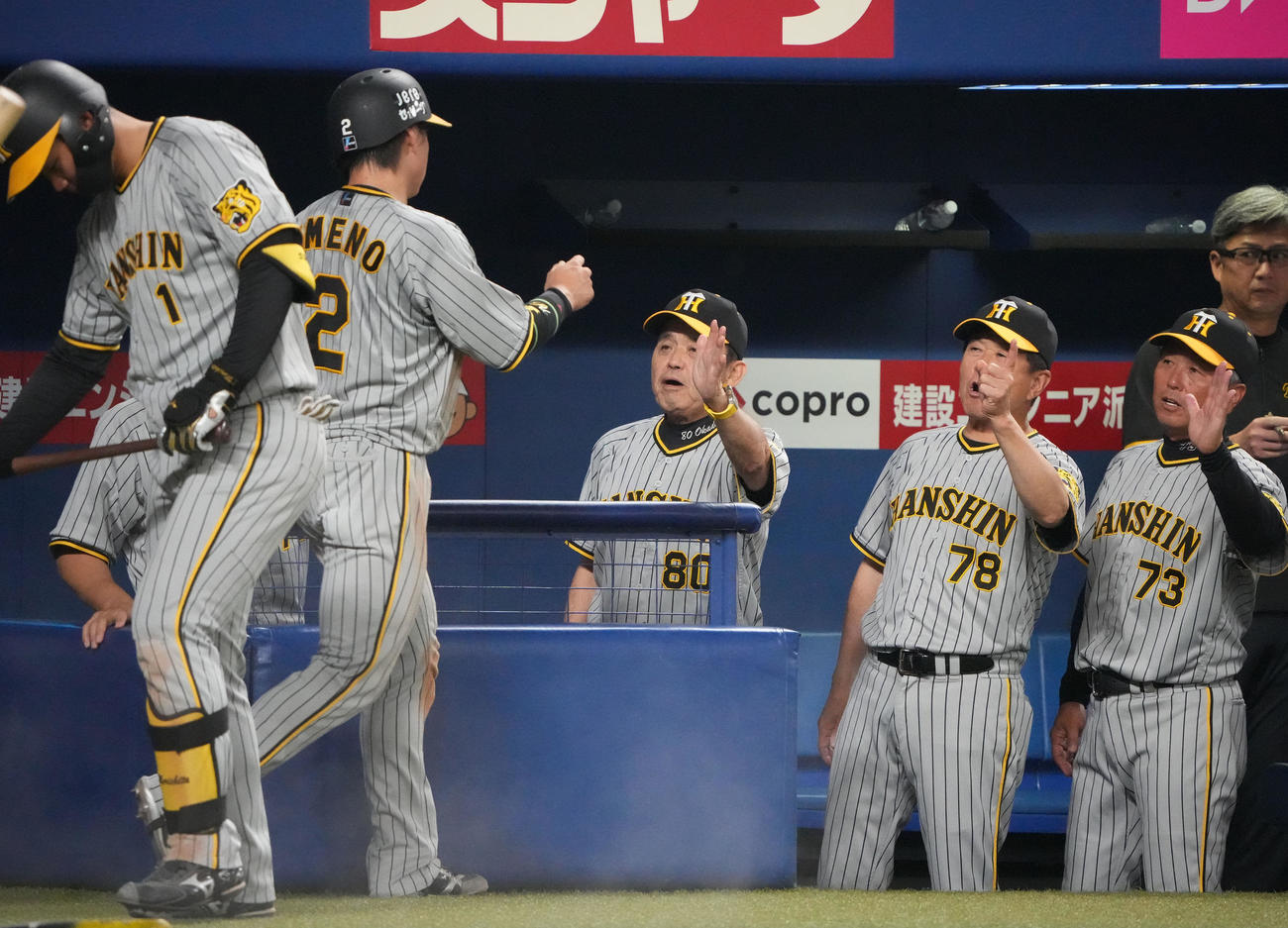 中日対阪神　4回表阪神1死一、三塁、近本の左前適時打で生還した梅野を迎える岡田監督（中央）（撮影・森本幸一）